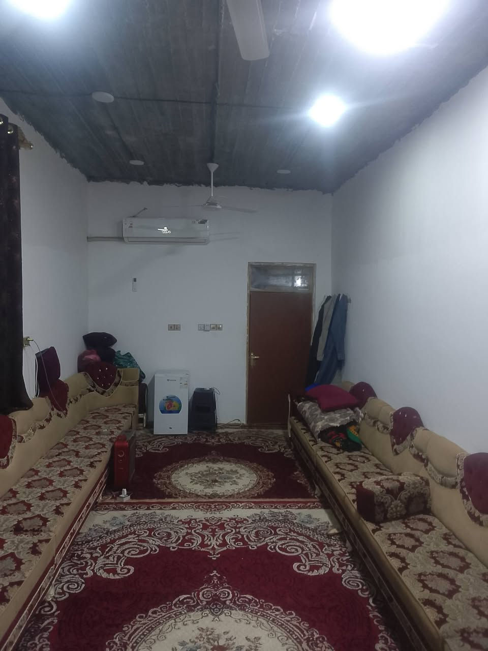 #دارللبيع شارع المطار الجديد حي الصدر الثالث شارع اسواق فدك موقع الدار ركن عرض شارع 20متر  موقع تجاري وكافة الخدمات مساحة الدار 170متر بناء حديث قبل سنه طابوك صب كونكريت أساس ارتفاع متر يحتوي غرفتين وصاله ومطبخ وستقبال مناورثنين  صيحات داخليه وخارجيه اومحل+طارمه اي استفسار اتصل وتدلل ***********
