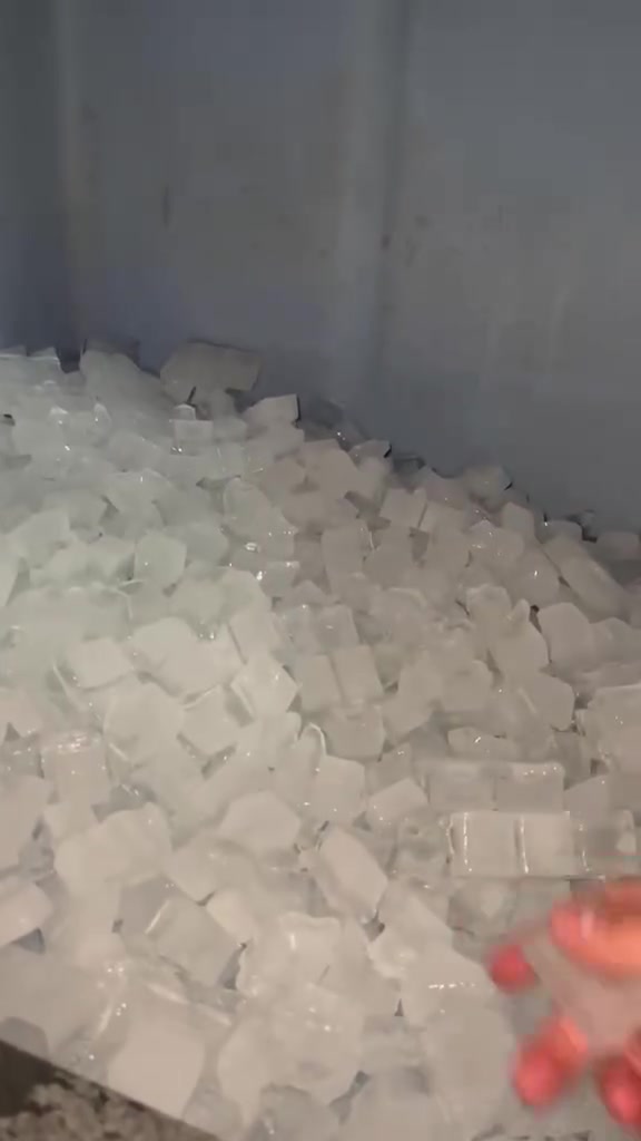 ايس ميكر ثلج 🧊 بلوري مانتورك طن و700 كيلو باليوم حقيقي 1700kg صناعة امركيا USA 🇺🇸  معروفه وغنيه عن التعريف ثلجاية خشنة🧊 حجم 30 كلها ع بلاد برغي ممفتوح بيها تجيك دبل كمبريسر ودبل خارجية يعني تنصب المكينة داخل الغرفة بدون حرارة خارجيات عدد 2 خارج الغرفة وتجي 4 قوالب وتكدر تشغل 2 وتطفي 2 سحبها للتيار 12 استقرار للخارجية الوحده بسعر كلش مناسب واخو البلاش للاستفسار مراسلة الصفحة او الاتصال + واتساب ***********
