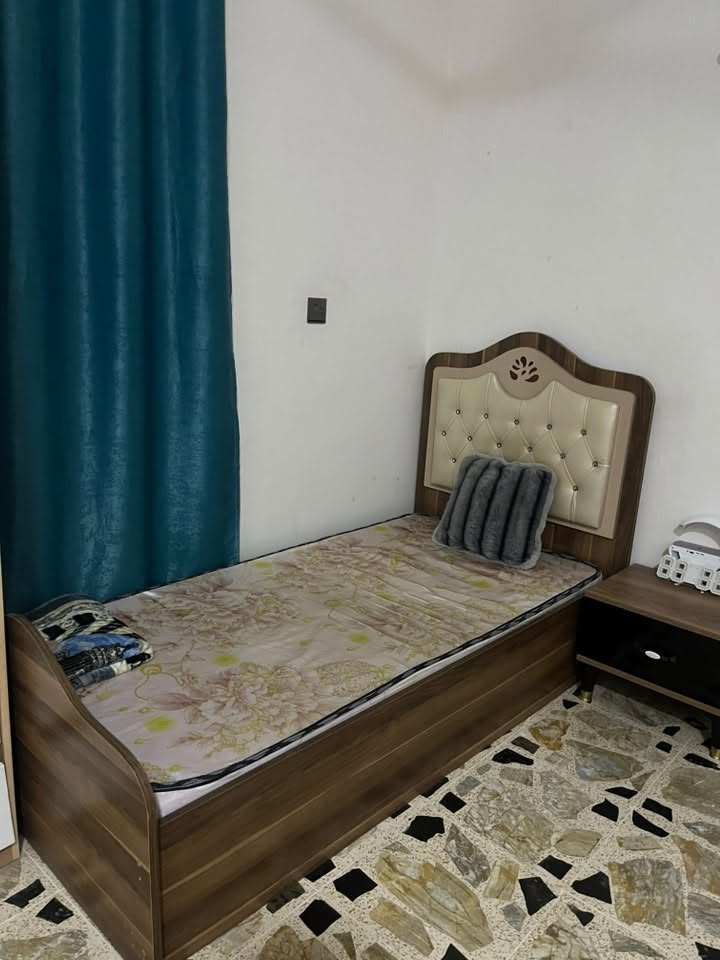 السلام عليكم غرفة اخشاب للبيع تركي اصلي نوعيه ممتازه وتجي ع شوفتك شرط معجبتك عوفه، سعره ٢٠٠ وبيه مجال جدا بسيط عنوان بغدااد محموديه نضيفه وممتازه ومابيه عيب فقط يحتاجله تبديل براغي لان اعتقد مسحوكه لبراغي، علما قبل سنتين من ماخذه وبسعر ٣٥٠ من معرض الفرات ب منصور هذا رقمي متواجد واتس(***********
