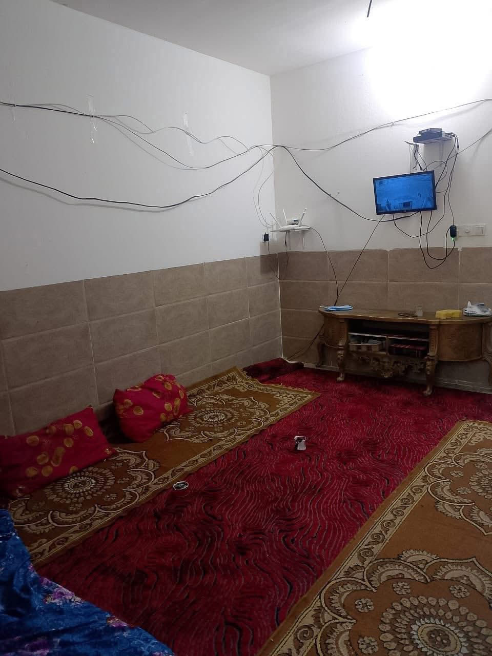 للإيجار مشتمل مساحة ٤٠ م بناء حديث يحتوي على
ط١ / أستقبال + حولي مطبخ + صحيات 

ط٢ / غرفتين نوم + بيتونة 

العنوان / الشعب مقابل سوق ال ٤٠٠٠ الاف قريب على الشارع

للاستفسار الاتصال / *********** مكتب الكرار للعقار
