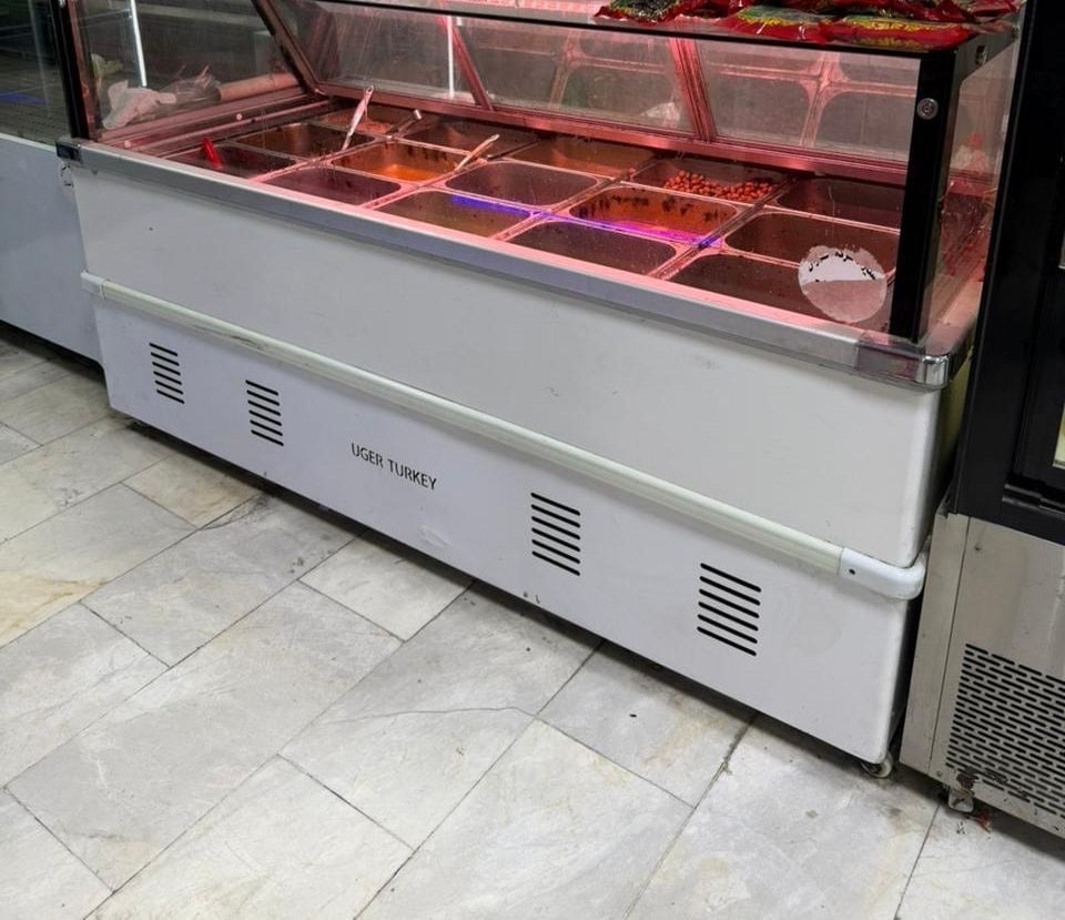 عندي مجموعة من البرادات التجارية المعروضة للبيع، صناعة تركية وبأحجام مختلفة. مناسبة للمحلات والمطاعم. البرادات بحالة جيدة وتعمل بكفاءة عالية. مثالية لحفظ وتبريد المنتجات بفعالية.