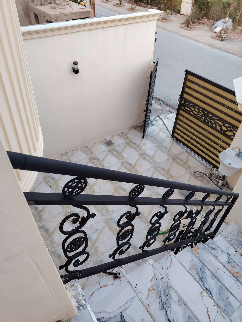 بيت للبيع  طابو صرف مساحه 100 متر بحي العسكري مقاطعه 56 قرب السايدين بيت حلو مرتب يبعد عن جامع الهجرة النبويه 50 متر وعن شارع عشرين ثالث كدامه حديقه وفرع مفتوح ومجمع مدارس موقعه مميز يحتوي للاستفسار ***********
