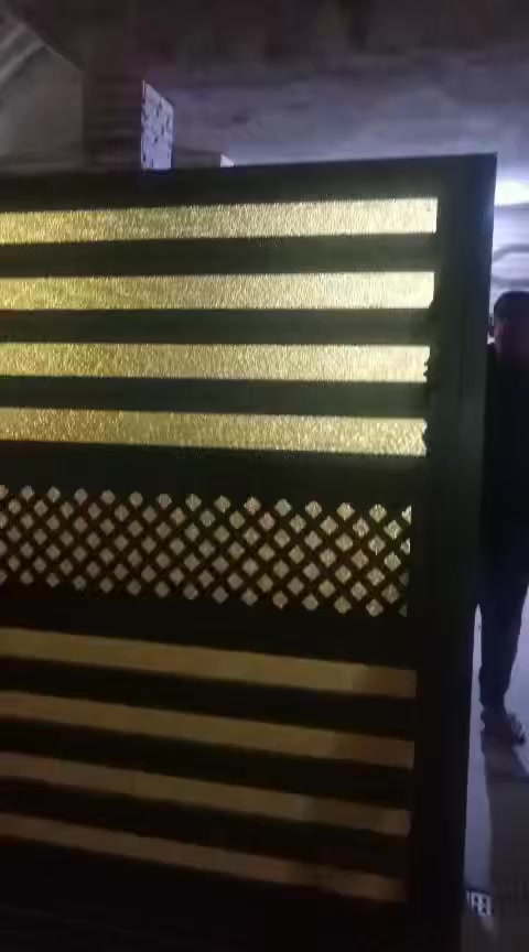 سلام عليكم يوجد لدينا بيت لإيجار مساحه
200م واجهه 10 في  20 يحتوي ع غرفتين نوم وصاله ومطبخ وخدماتً الموقع حي الجهاد 95 لاستفسار ***********
