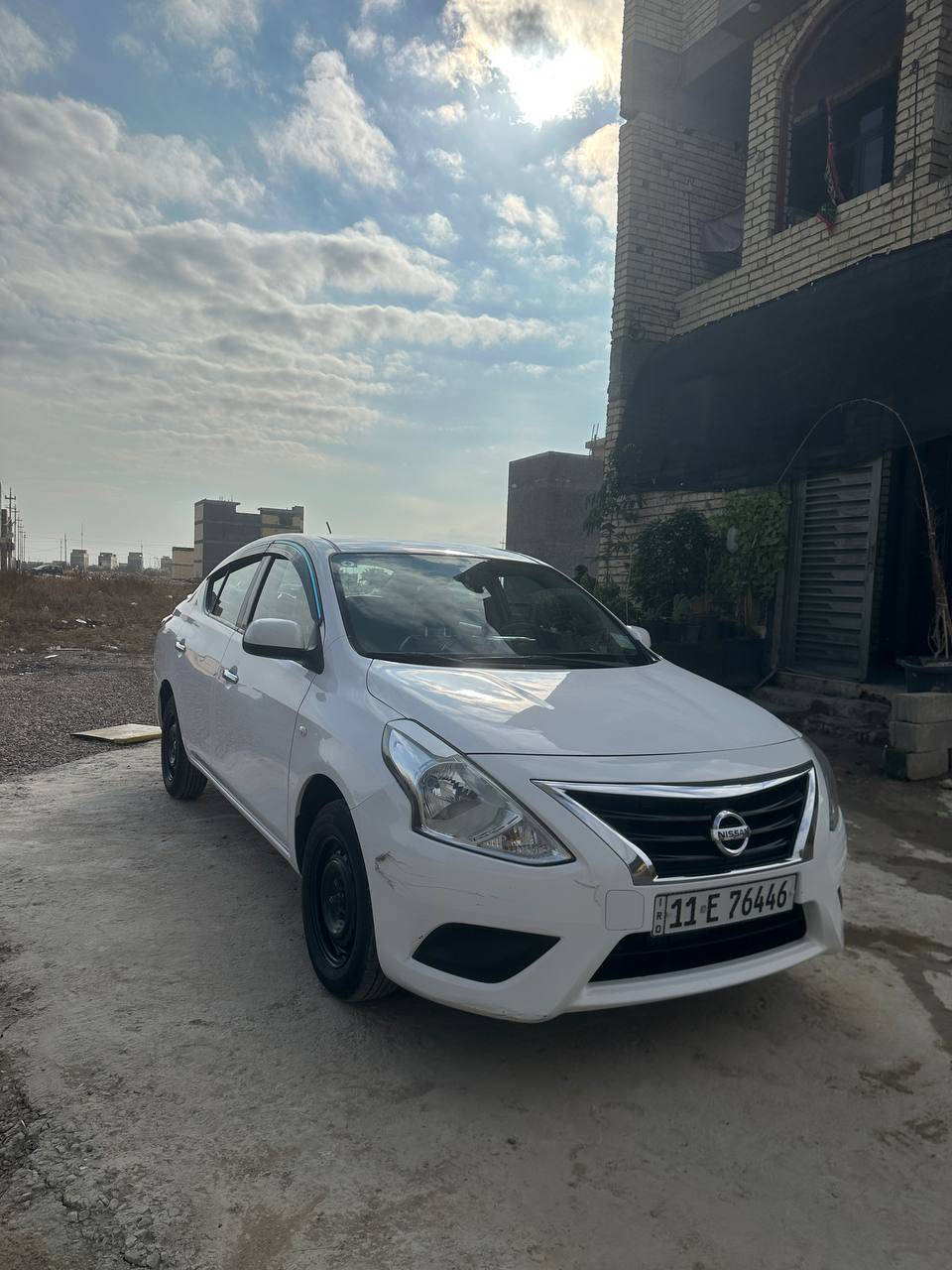 سلام عليكم من رخصة الادمن 
نيسان سني هندي موديل 2020 للبيع فقط
تخم تاير جديد 
باتري جديد 
ارضية جلد جديدة وتغليف كشنات جلد 
كبات وارضيات الشركة بيها 
والمواصفات المعروفة للسني الهندي 

بيها طخة بسيطة اقل الشبر ومصلح ع بارد بدون صبغ بالجاملغ  الخلفي نفس ما موضح بالصورة ورصعات خفيفة بجهة السايق 
السعر : 113 وبيها مجال بسيط حگ الجية وهذا رقم صاحب السيارة اني مكلف بالنشر 

***********
مكان السيارة بغداد الغزالية
