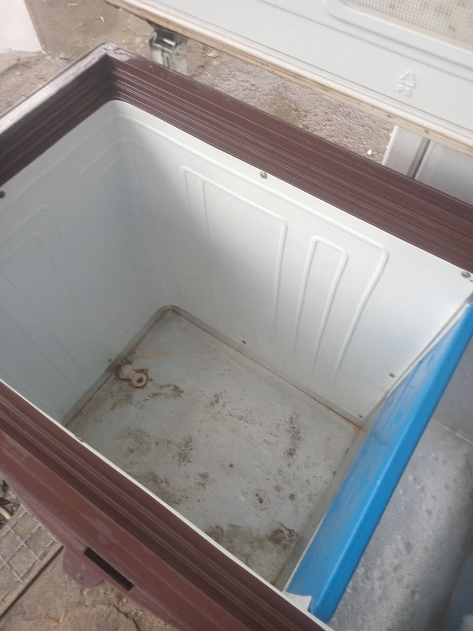 مجمده ١٠قدم نضافة ٨٠% افريز خارجي يعني بعد مايصير بيه ليك تجميد فول سعره ١٢٥الف وبيه مجال مكاني بغداد الزعفرانيه وكو توصيل وأي استفسار الاتصال ***********
