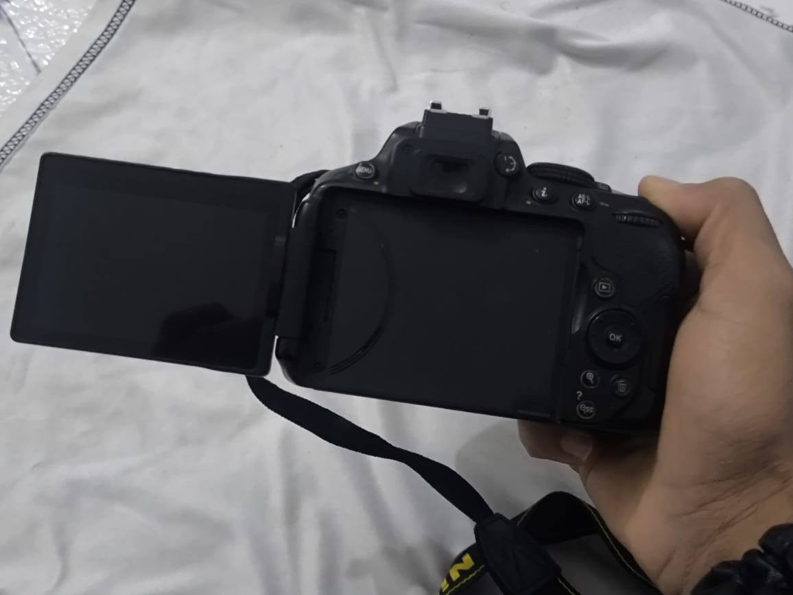 سلام عليكم: شباب كاميرا 5300 نيكون نضيفه مثل ما موضح امامكم  الكاميرا مابيها اي شي للبيع 
الملحقات 
حزام 
بطاريه وحده 
شاحنه 
الستاند 
نك مايك بويا الاصلي 
كيبل نقل الصور 
السعر 370 وبيهه مجال بسيط للطيبين 
مكاني الانبار الفلوجه وجه لوجه


**إذا كنت صاحب هذا الإعلان وتريد حذفه لأي سبب، رجاءا أرسل رسالة إلى الدعم الفني**