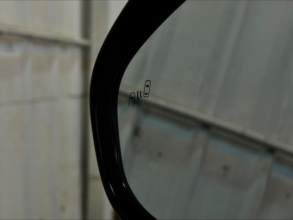 سلام عليكم للبيع او مراوسه 🩶
TOYOTA
CAMRY
2024
SE (NİGHT SHADE)
2,5 L
V4
203 hp
37,000 MİLES

المواصفات 👑///
• محرك 4 سلندر 
• سعة المحرك 2.5 لتر بنزين
• قوة 203 حصان
• عزم دوران 184 
• قير أوتوماتيك 8 سرعات
• نظام دفع أمامي (FWD)
• أوضاع قيادة متعددة (Sport / Eco / Normal)
• استهلاك وقود اقتصادي تقريباً 28/39 ميل
• جنوط ألمنيوم 19إنش لون برونزي(Nightshade خاص)
• مرايا جانبية سوداء
• جناح خلفي أسود
• شعارات سوداء
• إضاءة أمامية LED
• إضاءة نهارية LED
• مقاعد رياضية جلد SofTex لون أسود
• مقعد السائق تحكم كهربائي
• مكيف أوتوماتيك ثنائي التحكم
• تحكم بالمقود (ستيرنج)
• مثبت سرعة راداري
• شاشة لمس 
‏• Apple CarPlay
‏• Android Auto
• بلوتوث
‏• USB أمامي وخلفي
• نظام صوتي 6 سماعات
• نظام أمان Toyota Safety Sense 2.5+
• رادار أمامي
• تحذير مغادرة المسار
• مساعد تتبع المسار
• نقطة عمياء 
• تنبيه حركة مرور خلفية
• كاميرا خلفية
• حساسات أمامية وخلفية
• تشغيل بصمة
• دخول ذكي (Smart Key)
• 10 وسائد هوائية

ضرر/// جاملخ خلفي صبغ فقط ❗️
بدون دواخل ✅
بدون ايرباك ✅
شواصي سليمة 💯

السعر/// *********** اتصال على رقم 📞

حمام و پوليش جديد ✅

سيارة نضيف و جاهز ما بيها اي نقص ✅

سيارة كاتي يترقم المحافظات شمالية ✅

للبيع او مراوسه ✅

مكان سيارة - كركوك 🌇

📞 0770 912 5605
