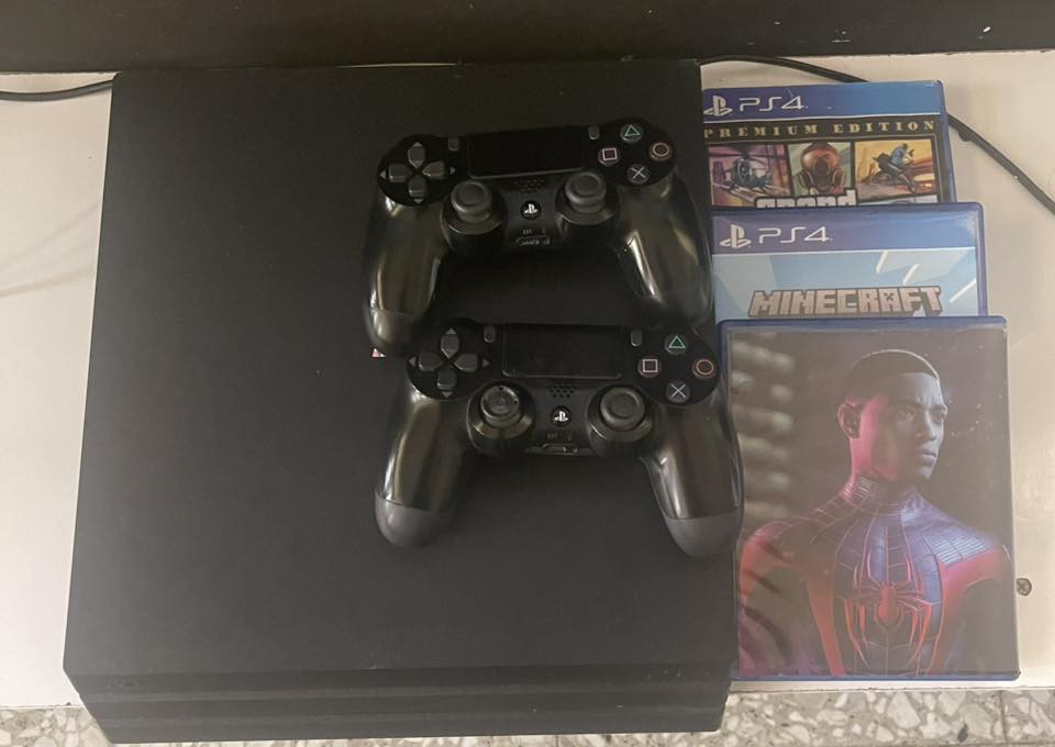 بلي 4 برووو اعلى فئه واعلى مواصفات ذاكره 1 تيره نظيف جداً نظافته 97‎%‎ لووك ستيكر ممفتوح ومامستخدم هواي جميع ملحقاته موجوده ويا جوستكات 2 اصليه و3 اقراص وهارد خارجي 1 تيره اضافي 
سعره 325 الف قفل 
مكاني حي الجهاد 
***********
