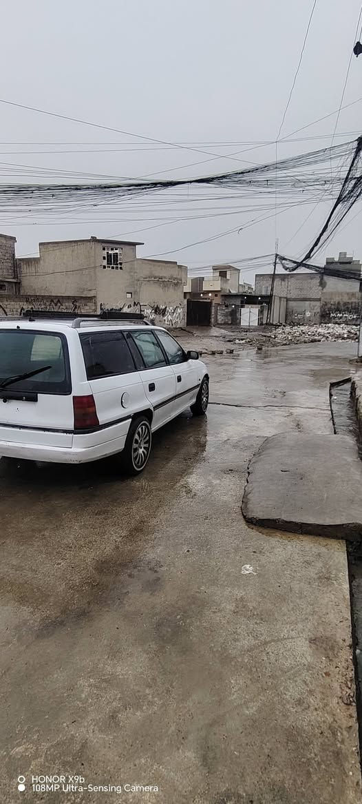 السلام عليكم سيارة استرا للبيع موديل 93 حجم 16 رقم بغداد الدولي السنوية لغاية 2031 بأسمي صبغ احزام جمالية طخم تايات جديد السعر 50 تواصل على الرقم *********** / *********** مكان السيارة موصل أيسر
