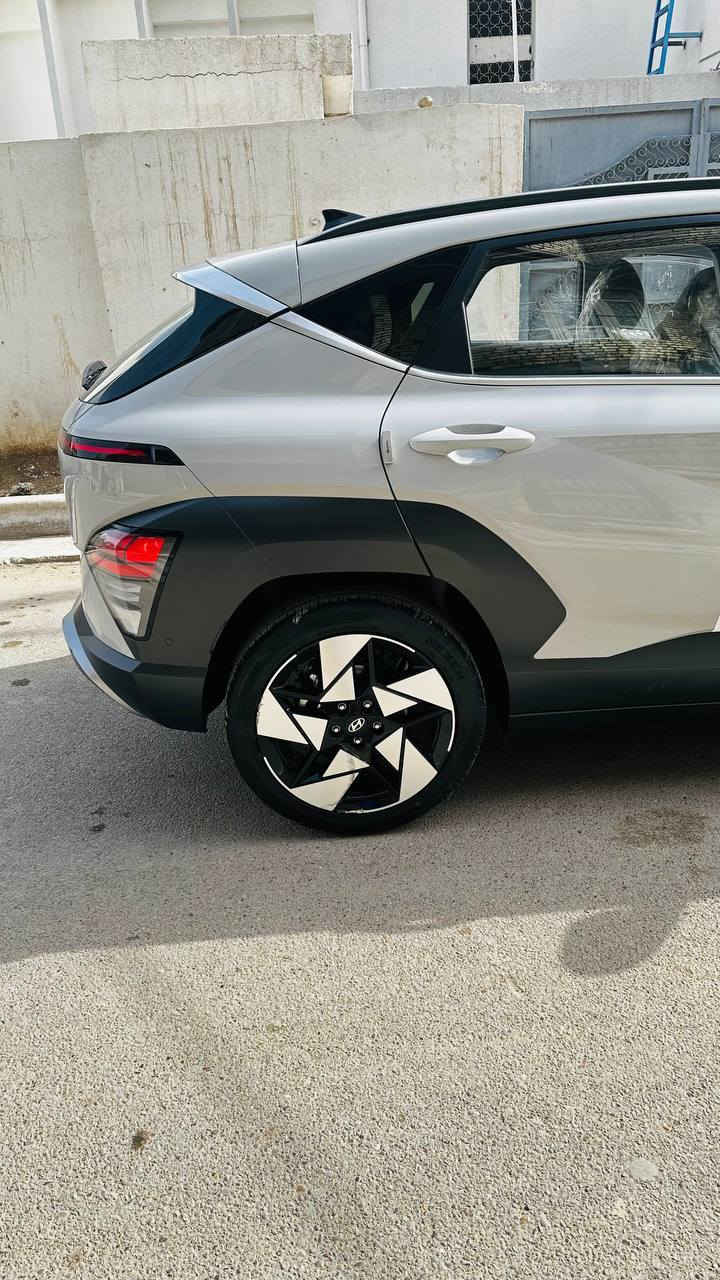 السلام عليكم هونداي كونا 2025 للبيع سياره زيرو ماشيه 4 الالف كيلو متر لون مميز سمنتي كوري أصلي فول مواصفات عدا الفتحه ترقيم جديد باسمي سياره كشر مكفول مبيهه حادث فقط طسه وطاك ايرباك البرده وبدلت فرممه جديده وبيها بل تحميل من كوريا طخه كد شبر بارد مخلي عليها فابلون سياره مكفولة مواصفات
بصمه تشغيل عن بعد والتحريك السيارة عن بعد دخول ذكي 
تدفئه وتبريد بل كشنات 
تدفئه بل ستيرن+ ستيرن هزاز 
5 كامرات محيطيه 360 دراجه 
شاشه ديجيتال متصل 
نضام تحديد مسار وتثبيت سرعة 
فرامل طوارئ تلقائي
كشافات ضباب LED
كشنات ودشبول وستيرن خط رياضي فسفوري 
رادارات أمامي خلفي 
محرك 1600 تيربو سريعه جداً 
كير تعليگ 
اضائه داخلية متعددة الاوان أوامر صوتيه 
وبعد بيها هواي موصفات 
السعر بلاش 175 بالعافيه على الياخذها 
للاستفسار *********** مكاني بغداد
