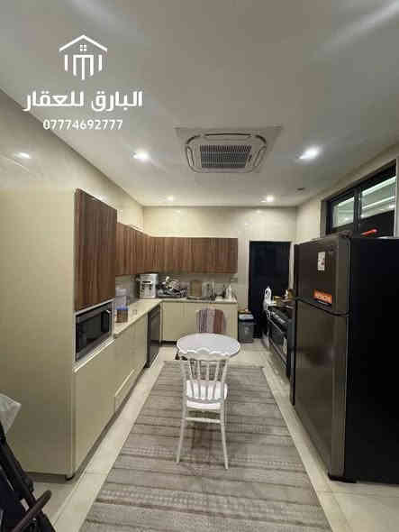 🔱 شقة حديثة للبيع في مجمع سند المستقبل 🔱
الموقع📍 مميز : قرب محطة وقود ابو أقلام 

⭕ المساحة : 110 م

⭕ الطابق : الأرضي 

⭕ سنة البناء : 2024

🔴  تتكون من :

⭕ صالة
⭕ غرف عدد 2 ( أحداهن ماستر )
⭕ حمام
⭕ مطبخ
⭕ منظومة تبريد مركزي
⭕ ستلايت مركزي
⭕ خط إنترنت ضوئي
⭕ خدمة تنظيف
⭕ مصعد 24 ساعة
⭕ ( يوجد بارك مخصص لوقوف للسيارات ) 
⭕ سكيورتي 
⭕ كاميرات مراقبة خارجية و داخلية للممرات
⭕ حاكية صوتية و مرئية ( إنتركام ) 

⭕ السعر : عند الإتصال او حضورياً 📞

⭕ للإستفسار : ( الواتساب متاح ) 📱

***********

 
⚠️” تحذير : هذا العرض قد يختفي قبل أن تقرر !“

🟢 نستقبل عروض البيع ، الشراء ، الإستبدال ، إدارة الأملاك ، و الإيجارات بأنواعها ( سكني ، تجاري ، خدمي ) 🟢

عنوان المكتب📍: بغداد - الكرادة داخل - قرب مطعم الصبايا - فرع مدرسة لبنان ( موقعنا مثبّت على Waze , Google maps ) 

#البارق_للعقار
