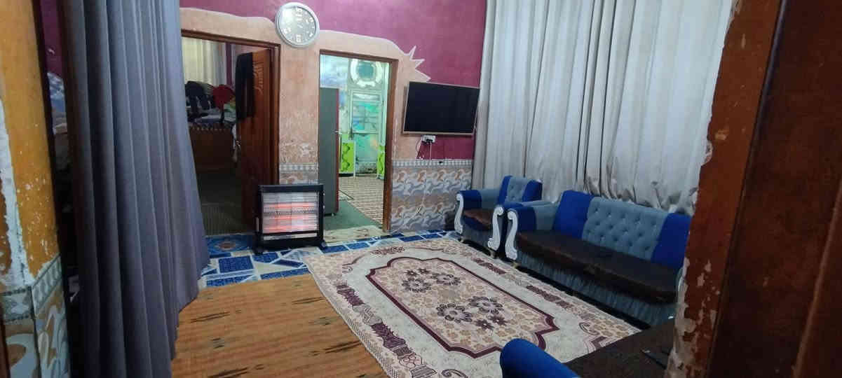 بيت للبيع طابقين
الطابق الاول يتكون من غرفتين وصاله وديوانيه ومطبخ وصحيات داخليه وخارجيه وساحه كبيره
الطابق الثاني يتكون من ثلاث غرف وصاله وصحيات
مساحه البيت (200)م
 البيت بناء نضيف شغل مرتب درجه اولى كونكريت الطابق الاول طابوق ورباطات وبيت مرتب الطابق الثاني فرمستون عوزه شويه ترتيبات
العنوان /سوق الشيوخ /الحي العسكري / شارع الاطفاء / مقابيل موكب الصديقه ع شارع الاطفاء الرئيسي قرب مدرسه ابراهيم المجاب 
للاستفسار الاتصال على الرقم ***********
بالنسبه للسعر اتصل على رقم الهاتف او مراسله الواتساب
