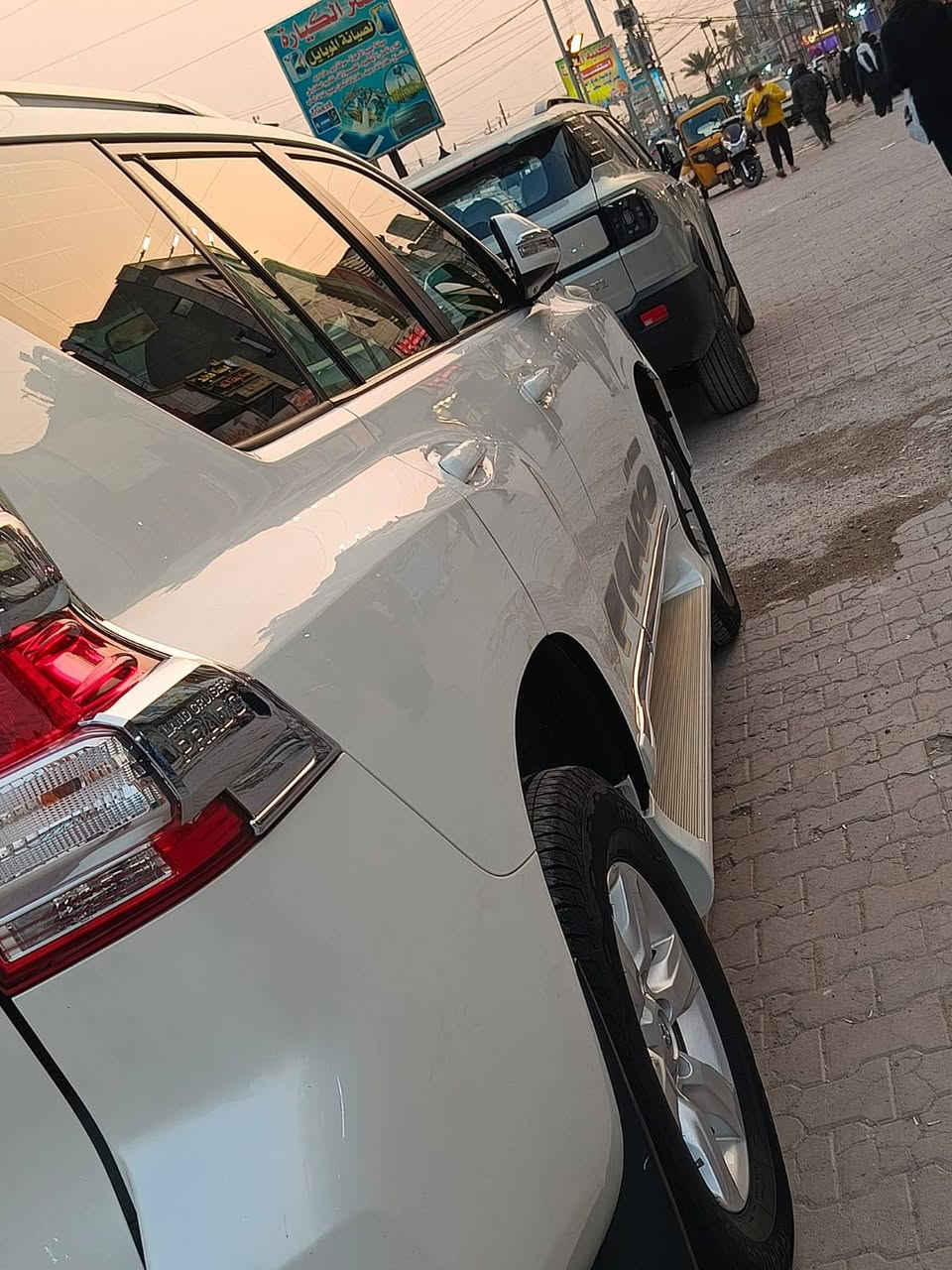 سلام عليكم  برادو 
موديل 2015 
ساز 
ماشيه 103
حقيقي 
حساسات أمامي و خلفيه 
كامره خلفيه 
تحكم ستيرن 
كشنات كهرباء 
مرايات شفط
 اشاير بل مري 
سته سلندر 
بصمه
تخم تاير 
سعر 320 به مجال 
***********
