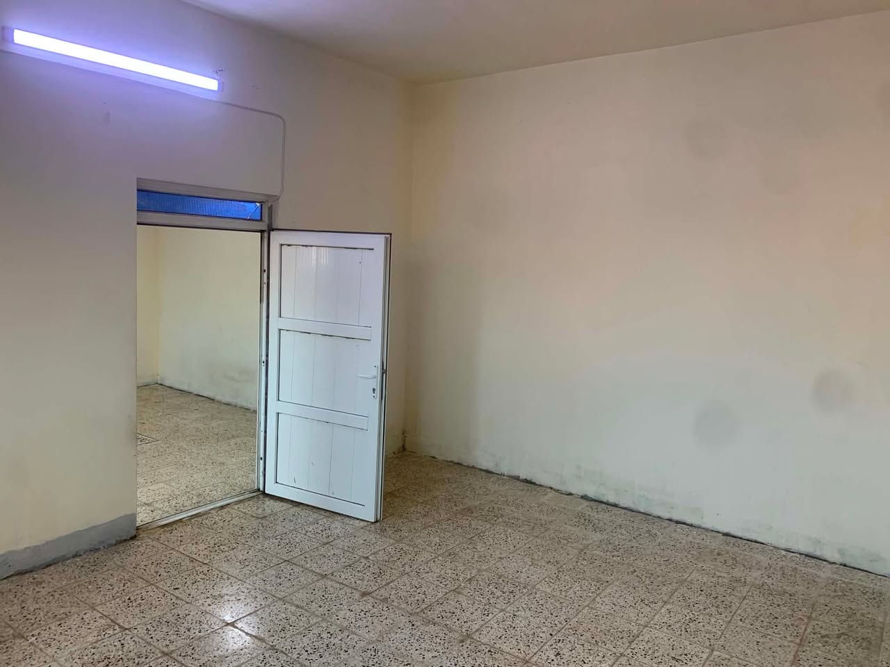 شقة للأجار 200 الف بيها مجال  غرفة وصالة وحمام ومطبخ وبلكونه كامل خدمات الموقع الملايين الأولى قرب فلل العناز لتواصل صاحبة الشقة ***********
