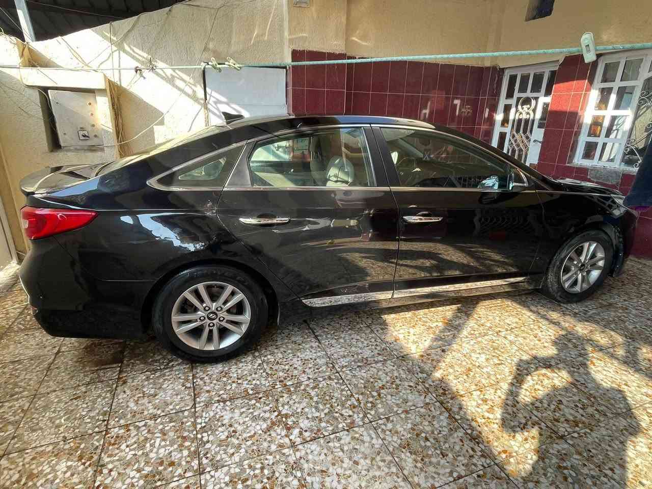 سلام عليكم من رخصة الادمن
سوناتا امريكي موديل 16 مواصفات SE
شاشة كبيرة
شاشة اعطال
كامرة دوار
تحكم ستيرن 
ثلاث انظمة
ايكو وسبورت وعادي
مكينة استندر مفتوحة 
تخم تاير 
حدادية حلوة 
السيارة ليبل واحد
بيهة بنيد امبدل اصلي تفصيخ 
وبيهة عرقجين قمارة امبدل
السعر 105$ ابسمي اتريد تحويل او وكالة
مكان السيارة بغداد ***********
