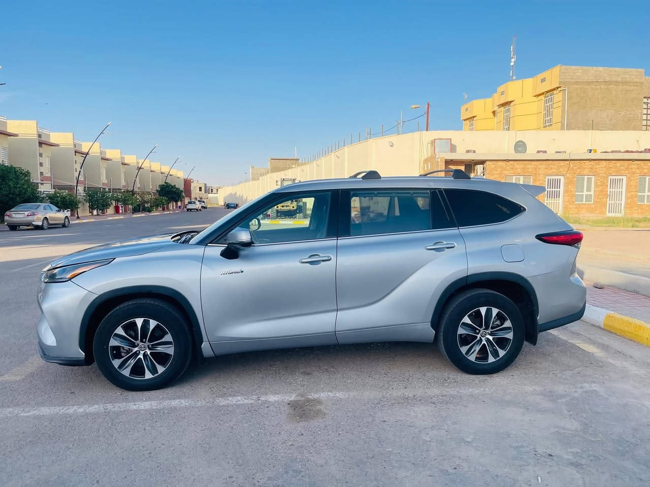 السلام عليكم 
هايلاندر موديل ٢٠٢١
فئة XLe  فول مواصفات 
هايبرد/ ٤ سلندر ٢٥٠٠/رقم بغداد دولي 
السونار  مرفق بالمنشور 
سيارة باسمائنا وتحويل مباشر
السعر٢٥٥ وبيها  مجال بيع او مراوس بموديل أقل 
مكان السيارة الانبار _الرمادي 
*********** واتساب
