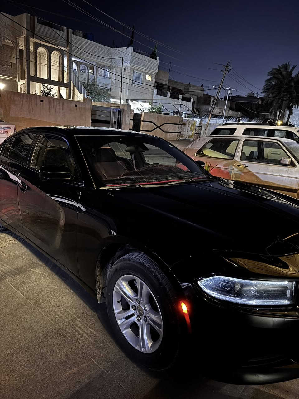 السلام عليكم جارجر sxt مديل2022 أصل لون اسود ماشية 63الف ميل
مواصفات كامرة خلفية حساسات امامية خلفية

مواصفات عادية تشغيل ع بعد  حادث السيارة جاملغ وبنيد بدون أيرباك موضح بل صور  وبيها مال تحميل شي بسيط بل قمارة وبيها ٣ رصعات بل باب مامسويهن مال سايق 

عنوان السيارة بغداد المشتل حي المعلمين السعر 220$ وبيها مجال بسيط ***********
