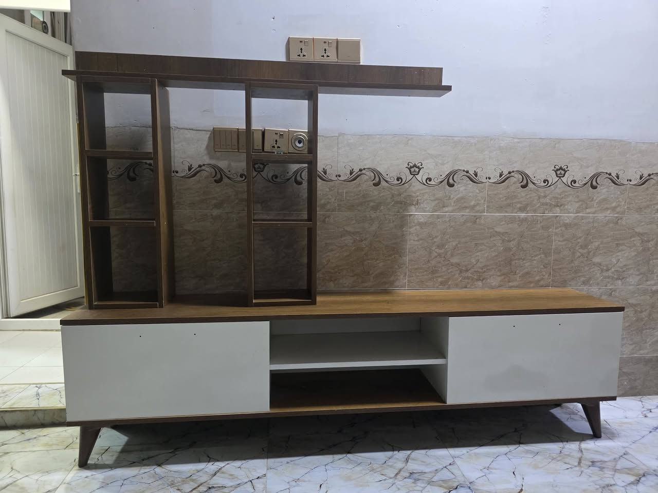 ميز بلازما مع رفوف نظييف كلش شخط مابي والخشب مالتة mdf الاصلي
  نقصة فقط اليدة مال باب 
طولة 180cm 
رايدة ب65 وبي مجال 
رقم واتساب  *********** 
انستا 0.32223
لو على حسابي بالخاص
عنوان كركوك شارع بلدية مقابيل مسشتفى جمهوري
