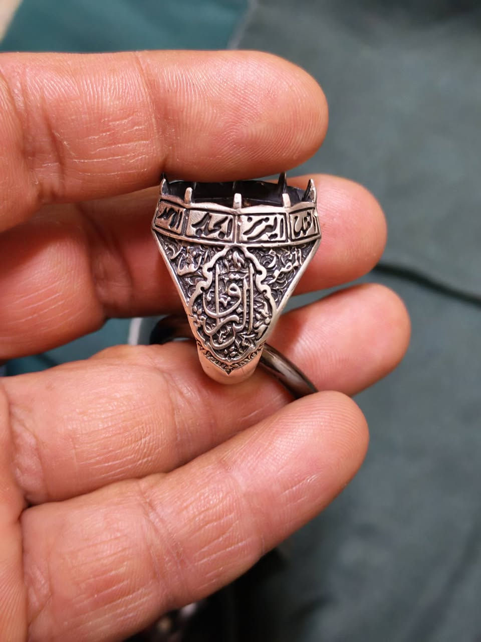 فضة ٩٢٥
جديد ماملبوس
الوزن ١٤ غرام ونص
سعرة ٤٥ يعني سعر الغرام ٣٢٥٠ تقريبا بسعر الكسر 
يوجد توصيل كافة المحافظات


**إذا كنت صاحب هذا الإعلان وتريد حذفه لأي سبب، رجاءا أرسل رسالة إلى الدعم الفني**