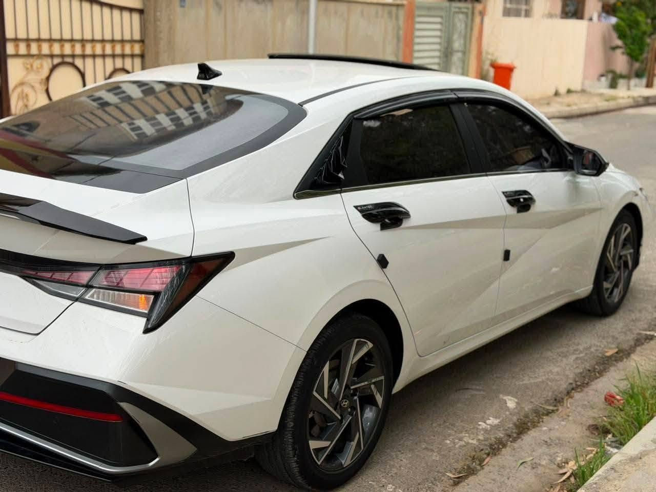 بسم الله الرحمن الرحيم

السلام عليكم ورحمة الله وبركاته

للبيع هيونداي إلنترا تجميع صيني 🚗✨
ماشيه 30بيها ملحضتين فقط بافي كفاله 

✨ شاشة معلومات وترفيه 📱
✨ شاشة عدادات رقمية 🎛️
✨ فتحة سقف 🌤️
✨ تشغيل بصمة 🔘
✨ دخول ذكي (كي لس) 🔑
✨ كاميرا خلفية 📸
✨ حساسات أمامية وخلفية 📡
✨ مثبت سرعة 🚘
✨ تحكمات ستيرن 🎚️
✨ مرايا كهربائية 🪞
✨ طي مرايا كهربائي 🔄
✨ مصابيح LED أمامية وخلفية 💡
✨ إضاءة نهارية LED ☀️
✨ جنوط ألمنيوم 🛞
✨ مكيف أوتوماتيك ❄️
✨ بلوتوث 📶
✨ Apple CarPlay & Android Auto 📲
✨ نظام الثبات الإلكتروني ⚖️
✨ مانع انزلاق 🛡️
✨ وسائد هوائية متعددة 🎈
✨ بريك طوارئ 🚨
✨ تحذير مغادرة المسار ↔️
✨ رادار أمامي 📡
✨ مراقبة النقطة العمياء 👀
✨ شحن لاسلكي 🔋📱

للاستفسار مراسلة الخاص او ع رقم بي وتس ***********
