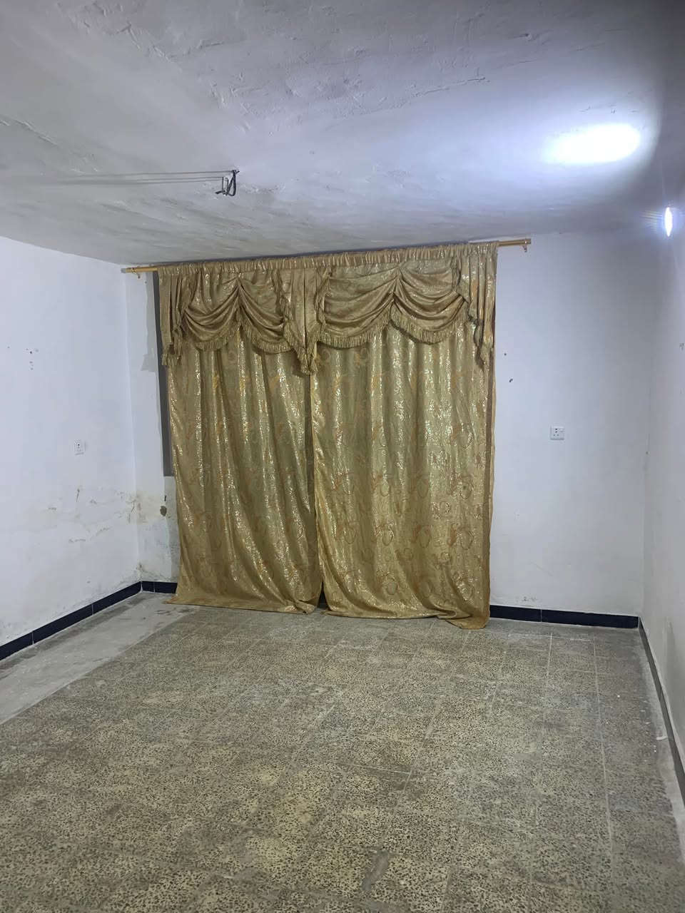 بيت اللايجار بي تلاثه نوم واحده فوك وثنين جوا وصاله ومطبخ وموحقات بيت كامل من  كلشي بحي الفرات ورى سوق القديم ب زقاق ٢٤ بل بدايه شارع ***********
