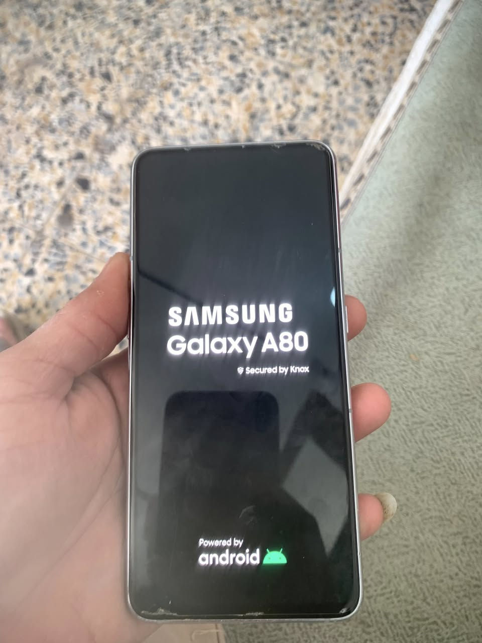 كلكسي اي 80 ذكرته 128جهاز نظيف بس ضهر مكسور ومغلفه وكرتونته وياه سعره 110 وبيه مجال قليل غير متوحد على فيس ***********كوت موفقيه العنون
