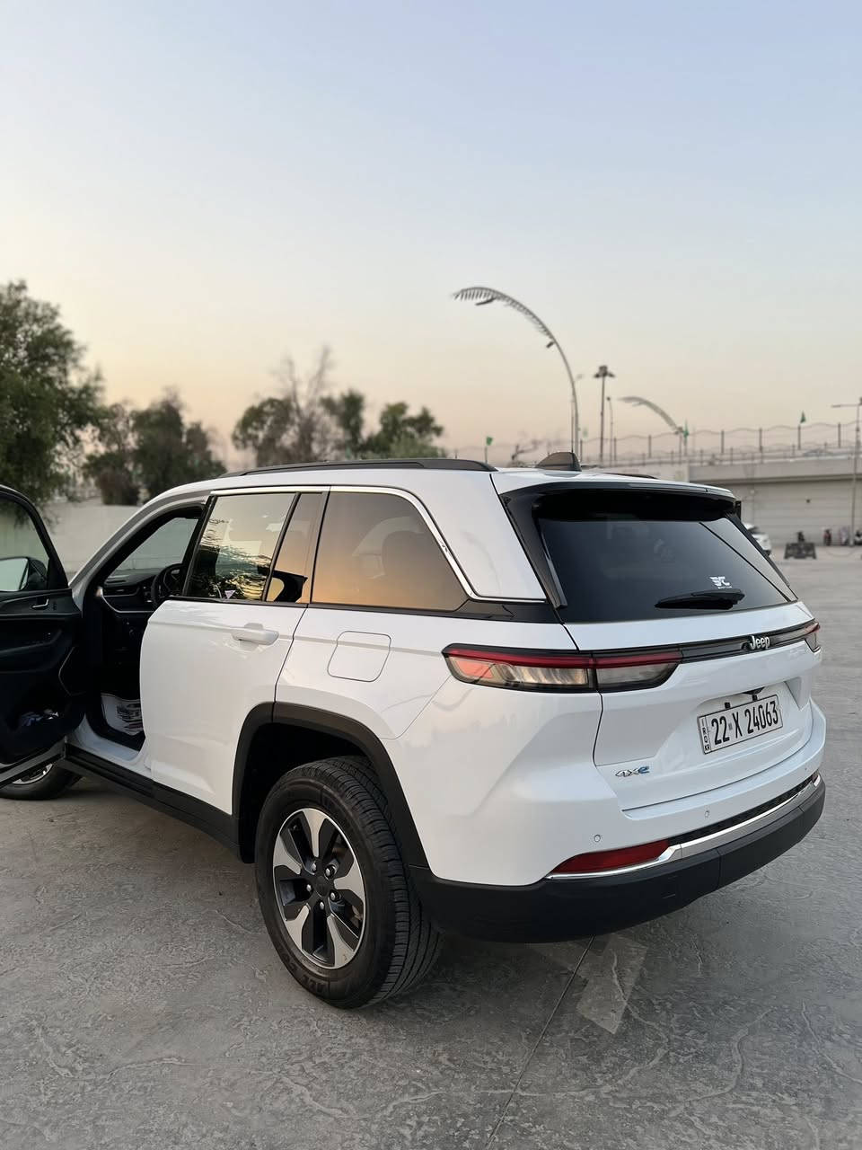 للبيع Jeep Cherokee 2025 🇺🇸
المواصفات:
• وارد أمريكي
• محرك هايبرد مع إمكانية الشحن
• فول مواصفات
• سقف بانوراما
• مقاعد جلد كهربائية
• تبريد للمقاعد
• ويل كب
• حساسات أمامية وخلفية
• رادارات متطورة
• رادار أمامي
• كاميرا خلفية
• 3 أنظمة قيادة

الحالة:
• الممشى: 15 ألف
• حادثة خفيفة (بنيد وصبغ فقط)
• بدون إيرباك
• صبغ من امريكا  الجاملغ الأيمن والباب الخلفي جهة السائق
• بدون شواصي
• السيارة بحالة جيدة وواحد على واحد

السعر:
💰 328 ورقة قابل للتفاوض للجادين

الموقع:
📍 بغداد

للاستفسار:
📞 ***********
