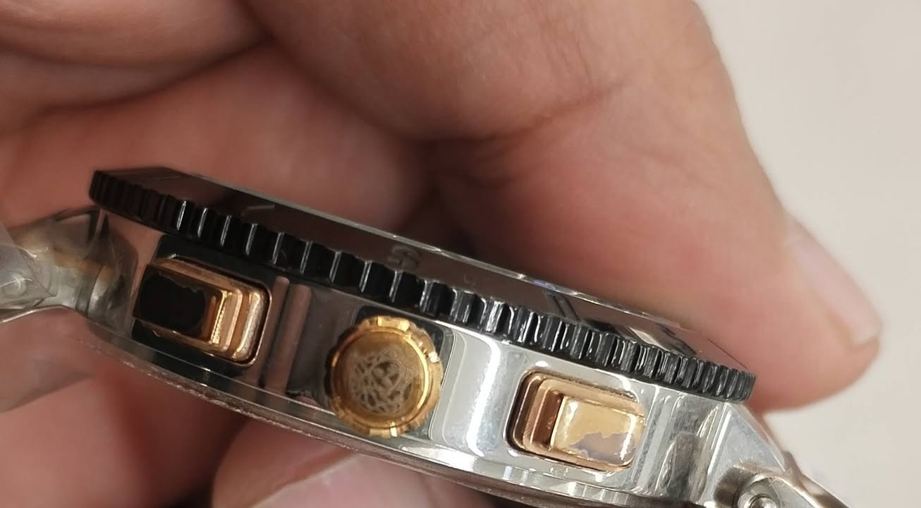 ساعة رجالية ماركة فيرساجي 
صناعة سويسري بالة اوربي نظافة 💯 
مواصفاتها 
- كرونوغراف مكينة يابانية 
- زجاج زفير ضد الخدوش 
- سير سلستيل طلاء ثابت 
- إطار من الفولاذ مقاوم للكسر والصدأ
- مينا بلاك مع شعار فيرساجي الفضي 
- مقاومة الماء بعمق 50 متر 
- عقارب واميال الساعة لامينوس اضاءة ليلية 
- سناتر شغالة دقائق ثواني
- رينك بحري دوار 
- 3 ازرار من سلستيل مع ختم فيرساجي 
- تقويم تاريخ يومي 
- تعمل بحركة الكوارتيز بطارية ضمان سنة 
- قطعة راقية وفخمة كجول ورسمي 
- فحص أمام المندوب إي أشكال يسترجع بيد المندوب 
للحجز على خاص 
أو مراسلة واتساب ***********
توصيل لكل محافظات العراق

نقدا وبالاقساط
