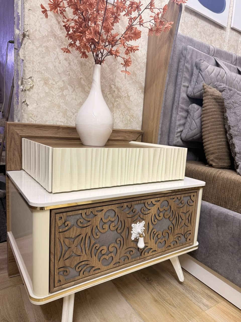 غرفة تركي ٩قطع سرير مخزن شازلون مخزن صبغ حراري مابيهه اي ضرر غرفة تكمة مو من هاي العاديات للاستفسار الاتصال ع رقم ***********
