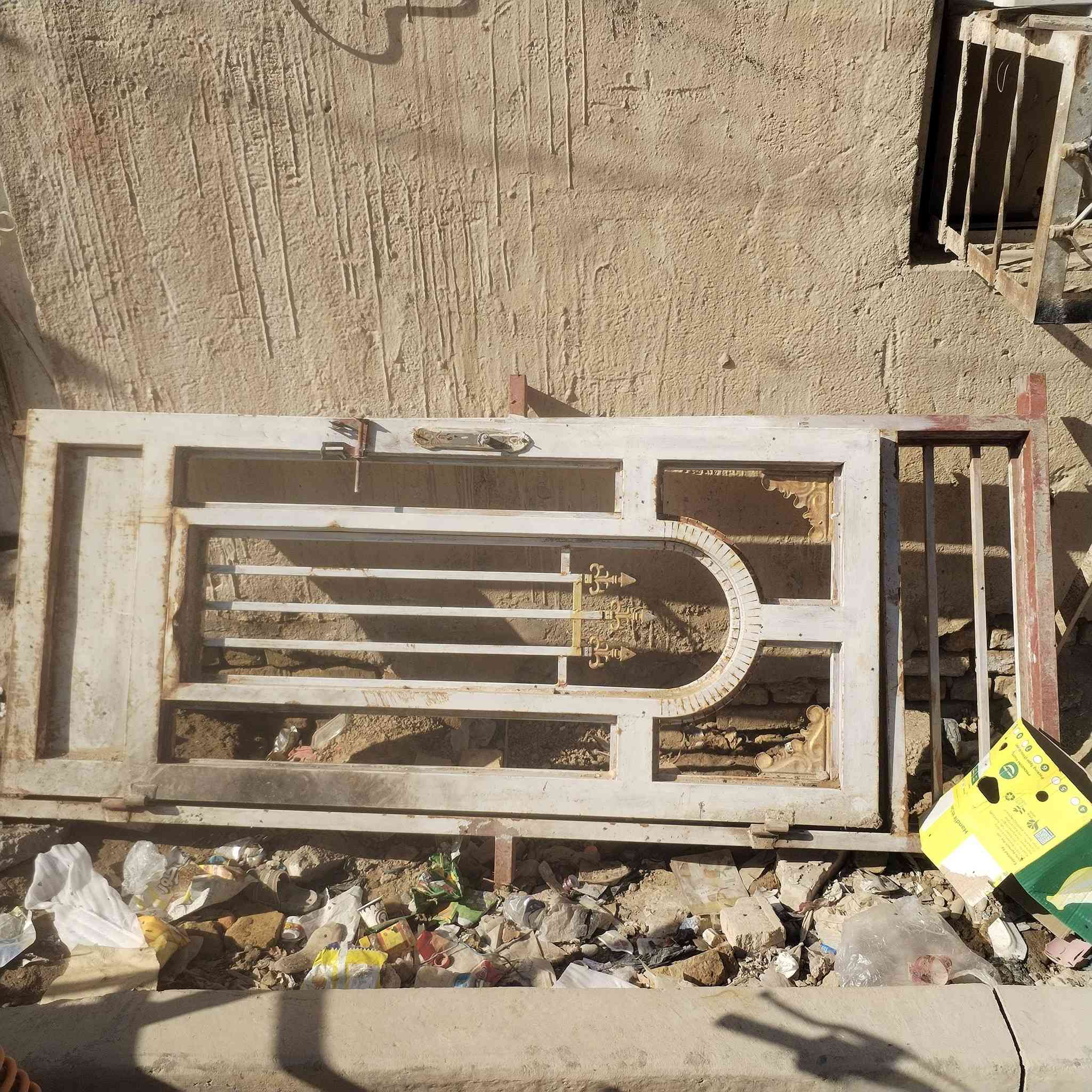 شباك وباب مال مطبخ وباب ديوانيه للبيع ***********
