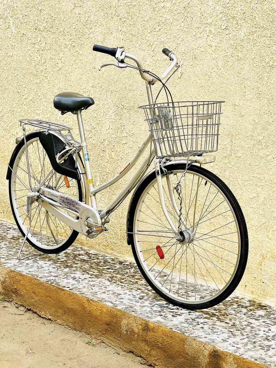 السلام عليكم
بايسكل بناتي ياباني حجم 27 ، لون سلفر مميز،
گير داخلي 3 نمر وحساس امامي ثلجي
قفل خلفي برجستون 🔐
سلة ستيل أصلية 🧺 
سيباية ستيل وسرج طبي مريح جداً،
ويل فافون برجستون أصلي ضد الزنجار
البايسكل كامل من كلشي وكلش نظيف 
وضع حاوية وغير مستخدم ..
سعره 140 ألف وبي مجال للطيبين
للتواصل عالخاص وهذا رقمي بي واتساب
***********
