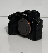 سوني A7R4 للبيع نظافة99‎%‎(الشتر 32k ) السعر مليونين و100  عدسة سوني 8...