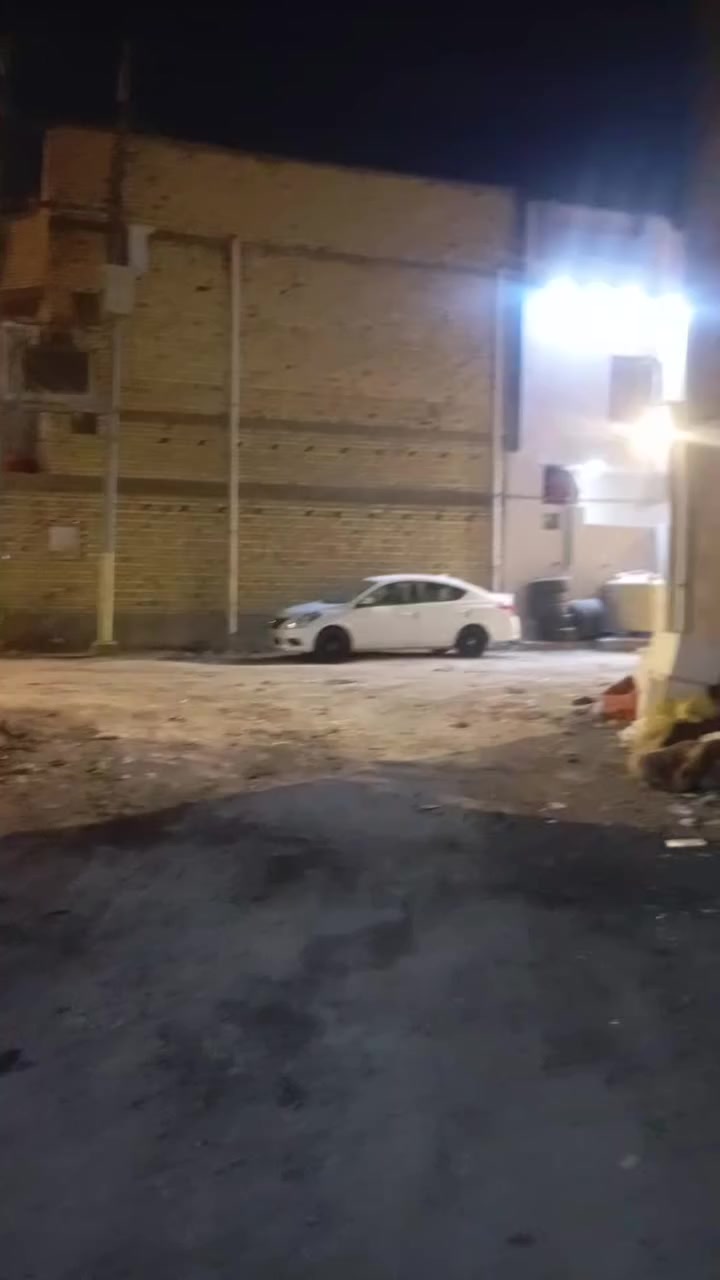 سلام عليكم يتوفر شقه للايجار في حي الزيتون تحتوي على غرفتين ومطبخ واستقبال وصحيات داخليه و خارجيه شقه نضيفه 3سبالت +كاونتر +بنكات والثريات+كيزر من ظمن الشقه ايجارها 550 مطلوب عائله صغيره للاستفسار*********** تسلم الشقه جاهزه ونظيفه
