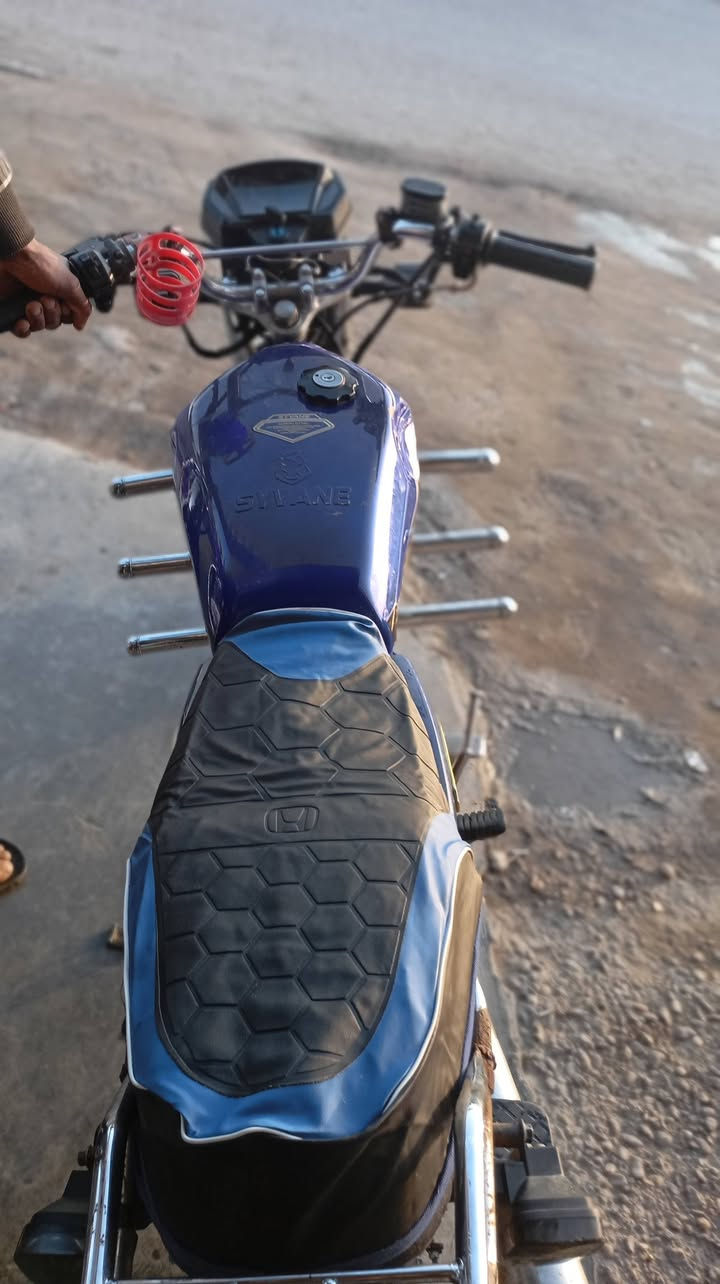 سلام عليكم دراجه 21للبيع دراجه جاهزه من كلشي نضافتها خير من االله  مثل مواضح بصوره كهربائات كلها شغاله دشبول الكتروني  سعر 450وبيها مجال بيها منفيس ***********العنوان صقلاويه
