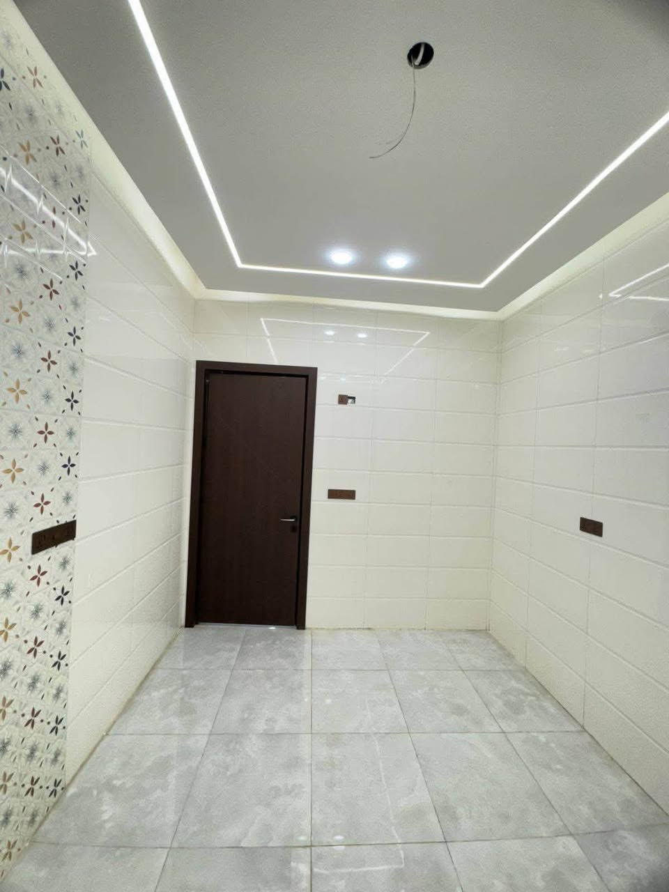 دار_للبيع بناء حديث حله_نادر الأولى حي الزيتون 

المساحــــــة 150 متر طــــــابــو زراعي سند25

الواجهـــــــــة  7ونص
النــــــــــــزال 20 متر

طابقين ثلاث غرف نوم وصاله وكليدور ومطبخ ومجمع صحيات فوك وجوه وطارمه وحديقة 

عرض الشارع 10متر تبليط مجاري كافة الخدمات 

لـــلاســــتـــفـــســـار  ***********
***********
مراجعة مكتب سومر للعقار نادر الاولى على الشارع الخدمي قرب حسينيه حنتوش
