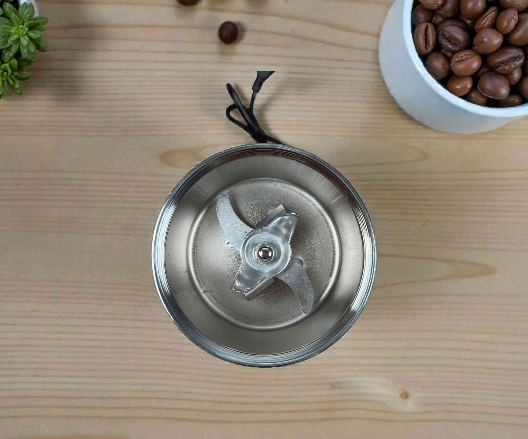 طاحونة قهوة ومكسرات كهربائية ستانلس ستيل السعر (30,000) دينار عراقي سعر التوصيل بغداد (3000) وسعر التوصيل لباقي المحافظات (5000) الكمية محدودة سارعو في الحجز على الرابط الوتساب https://wa.me/+9647764985426                            الموصفات               طاحونة قهوة ومكسرات كهربائية ستانلس ستيل – 1200 واط
(الاستخدامات)
طحن حبوب القهوة بسرعة وكفاءة.
طحن المكسرات بأنواعها (لوز، جوز، بندق…).
طحن البهارات الجافة والأعشاب.
تحضير مساحيق ناعمة للاستخدام المنزلي أو التجاري الخفيف.
(المميزات)
محرك قوي بقدرة 1200 واط مصنوع من النحاس (Copper Motor) لأداء ثابت وقوي.
سعة طحن تصل إلى 100 غرام مناسبة للاستخدام اليومي.
شفرات طحن معدنية حادة مصممة لطحن سريع ومتجانس.
حجرة طحن من الستانلس ستيل المقاوم للصدأ، آمنة وصحية.
نظام أمان يمنع التشغيل إلا بعد إغلاق الغطاء بإحكام.
زر تشغيل سهل مع إمكانية التحكم بدرجة الطحن حسب مدة التشغيل.
تصميم عملي مع مقبض علوي لسهولة الحمل.
طول سلك الكهرباء 90 سم مناسب للاستخدام على الطاولة.
يعمل على الكهرباء المنزلية مباشرة 220V  50Hz.
حاصل على شهادات جودة وسلامة (ISO9001).
محتويات الصندوق
طاحونة قهوة ومكسرات كهربائية.
شفرة طحن مركبة.
فرشاة تنظيف.
زوج فحم (Carbon Brush).
كتيب تعليمات التشغيل.
(الملاحظات)
مخصصة للمواد الجافة فقط (لا تُستخدم للسوائل).
يُنصح بعدم التشغيل المتواصل لفترات طويلة للحفاظ على عمر المحرك.
يتم تحديد نعومة الطحن حسب وقت التشغيل.
