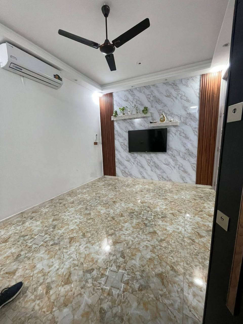 دار للبيع 

مساحة ٨٠م واجهة ٥م

طابق واحد بناء درجة اولى 

صالة مطبخ غرفة نوم خدمات صحية ٢ مع بيتونة

الدورة شارع قاعة الطالب ملك صرف زراعي

مقابيل محطه الكهرباء الدورة 

للاستفسار واتساب ***********

مكتب دارك الواسط العقاري
