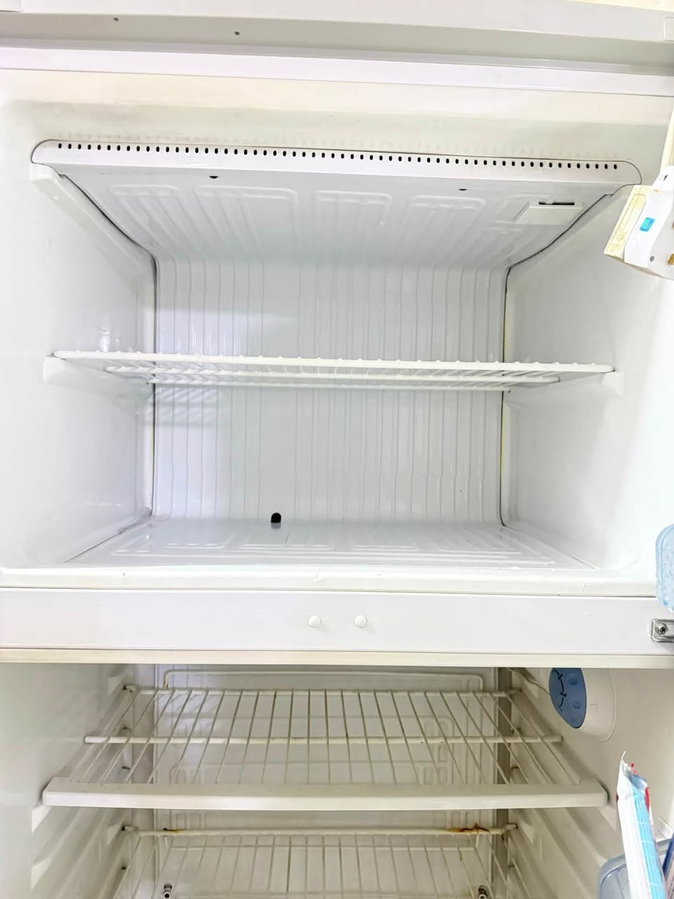 ثلاجه للبيع جديده كلششش بسبب لون اريد اغيرها
سعرها 300 الف وبيها مجال
عنوان كربلاء الانتفاضه 
***********
