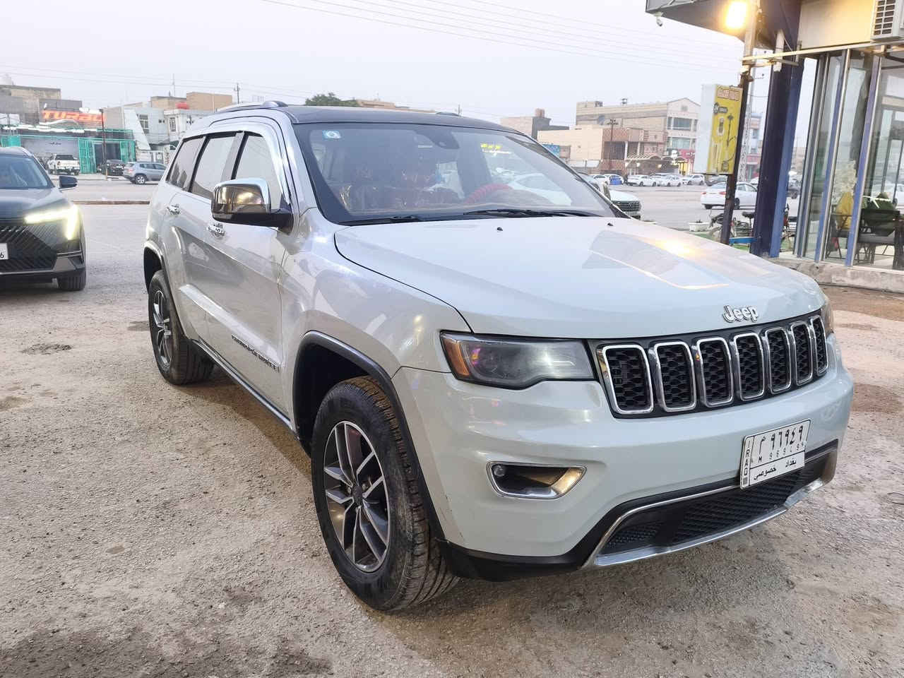 السلام عليكم ورحمة الله للبيع جيب شيروكي فول لمتت صبغ عام وسعر مناسب جدا ***********
