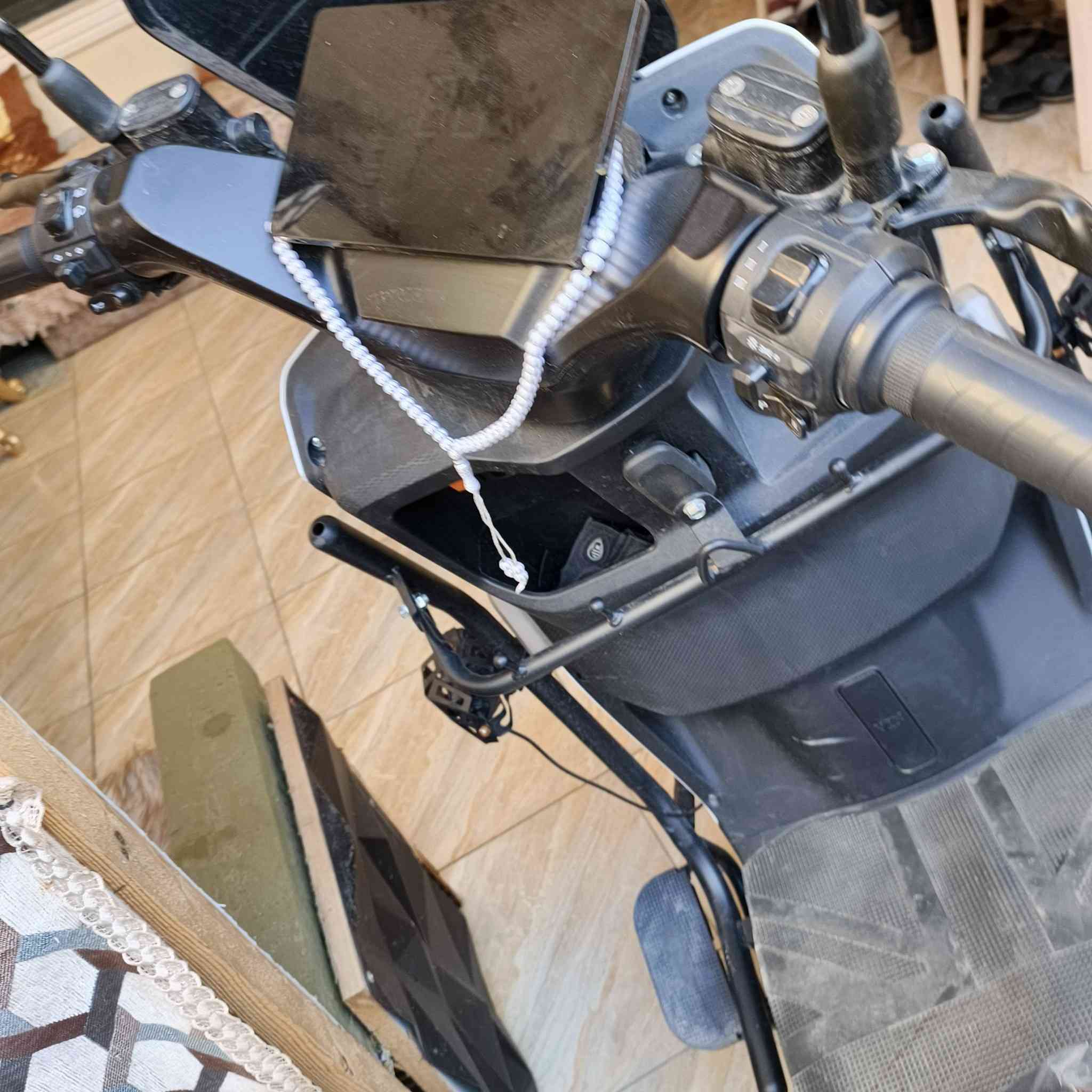 السلام عليكم دراجه شحن للبيع صاعقة 6بطاريات 32امبير بصمتين وسويجن وكارت سرعة حقيقي من 70الى 75 السعر 900وبيه مجال بسيط للاستفسار واتساب ***********العنوان بغداد حي الجهاد
