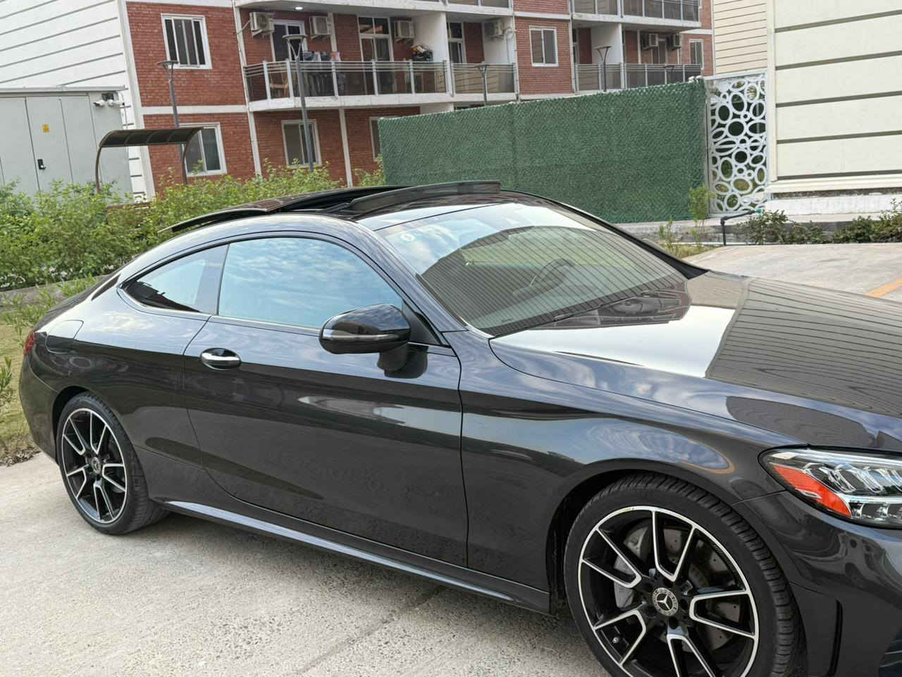 * مواصفات مرسيدس C300 كوبيه 2023: 
* المحرك: محرك تيربو 4 سلندر سعة 2.0 لتر بقوة 255 حصانًا. وارد أميركي �
* ناقل الحركة: أوتوماتيكي 9 سرعات. �
* نظام الدفع: دفع خلفي أو رباعي (4MATIC). �
* التسارع: من 0 إلى 100 كم/ساعة في 5.3 ثانية (4MATIC). �
* الميزات الداخلية:
    * إضاءة محيطية بـ 64 لونًا. �
    * نظام صوت Burmester ثلاثي الأبعاد (اختياري). �
    * مقاعد أمامية مدفأة. �
    * تشطيبات داخلية من الخشب ومفاتيح لمسية. 

    * كاميرا 360 درجة. �
    * مساعد النقطة العمياء. �
    * نظام تحكم تلقائي في المناخ. �
    * نظام ملاحة. �
    * فتحة سقف بانورامية 

      حادث السياره جاملغ خلفي جهه السائق 
     بدون دواخل وبدون ايرباك السياره ماشيه 
     24الف مايل السياره مكاني بغداد  
الاتصال *********** واتساب
السعر :29,000$
