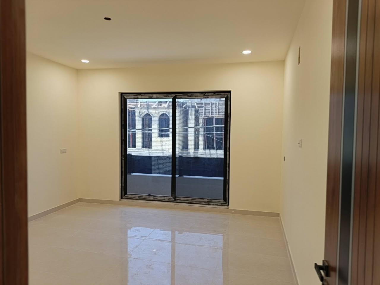 السلام عليكم ورحمة الله وبركاته
🏡 بيت للبيع في حي المساءلة والعدالة
▪️ المساحة: 100 متر مربع
▪️ الواجهة: 5 أمتار
▪️ النزال: 20 متراً
▪️ البناء: 2026 – درجة أولى كما موضح بالصور
▪️ عدد الطوابق: طابقان (زيرو)
▪️ يحتوي على:
3 غرف نوم
3 صحيات
📍 الموقع: موقع مميز جداً، قرب مجمع النسيم وقرب الشارع الرئيسي العام.
✨ فرصة ممتازة للسكن والاستثمار.
📞 للاستفسار ومزيد من التفاصيل، يرجى مراسلة الصفحة أو الاتصال على الرقم: ***********
شركة الإنجاز للعقار والمقاولات العامة
العنوان: بغداد – حي الجهاد الرفاق – الشارع العام.

