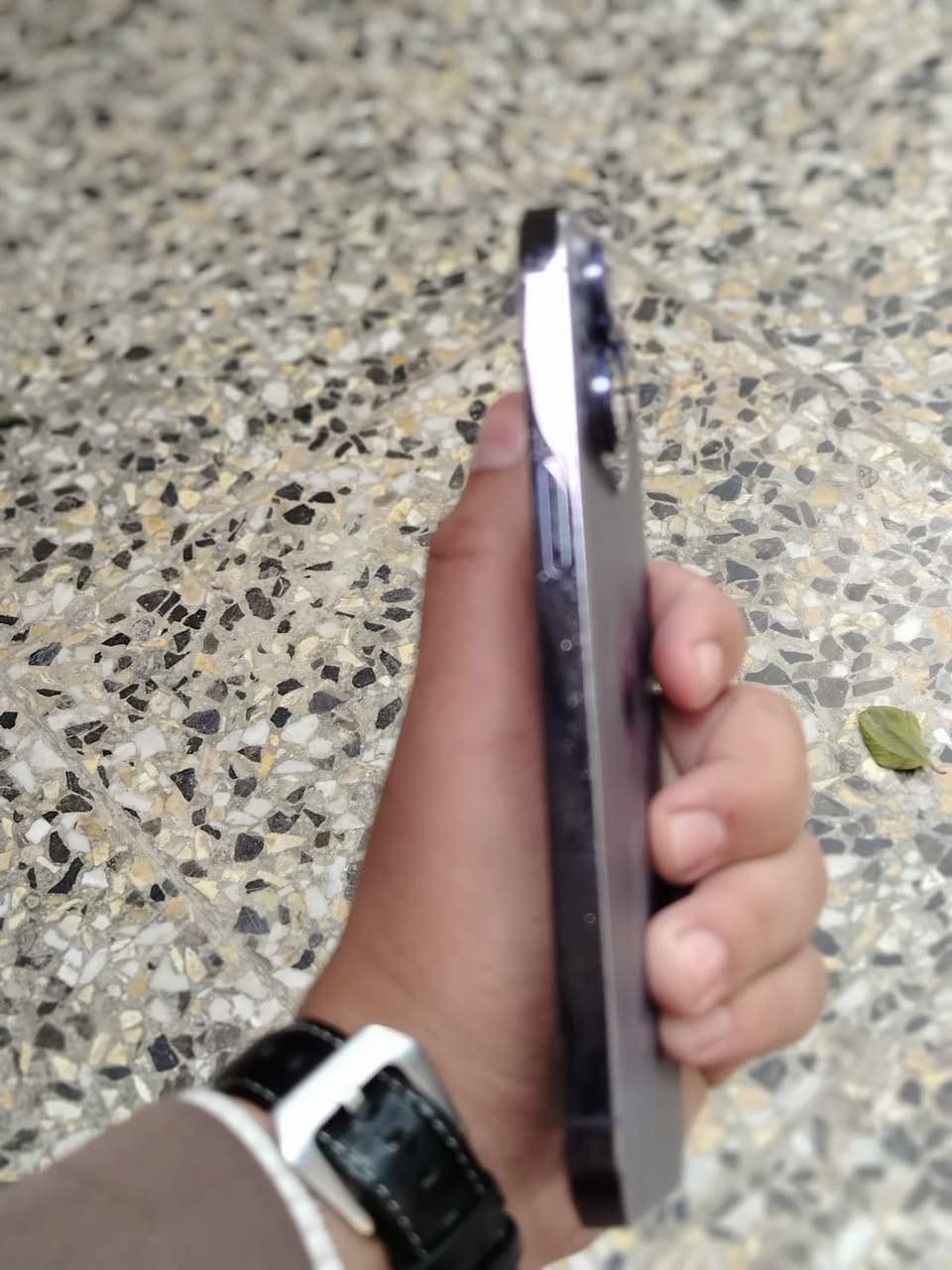 السلام عليكم جهاز أيفون ١٤ برو ماكس للبيع نضيف فقط الضهر مكسور الباقي كلة بلادي ضمان ماستر بطارية ٨٦ ذاكرة ٢٥٦ كامل ملحقات السعر ٧٥٠ وبي مجال العنوان بغداد الرشاد الرقم ***********
