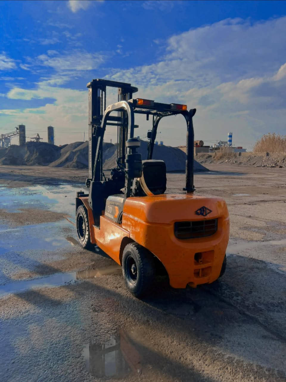 للبيع رافعة شوكية 2014
3 طن 3 حركات يمين+ يسار  رافعة وضع شركة 
كير محرك ازوز ياباني مكفولة تخم تايرات جديد 
سعر 70 ورقة او بي مجال
 للاستفسار اتصال ***********📞￼
