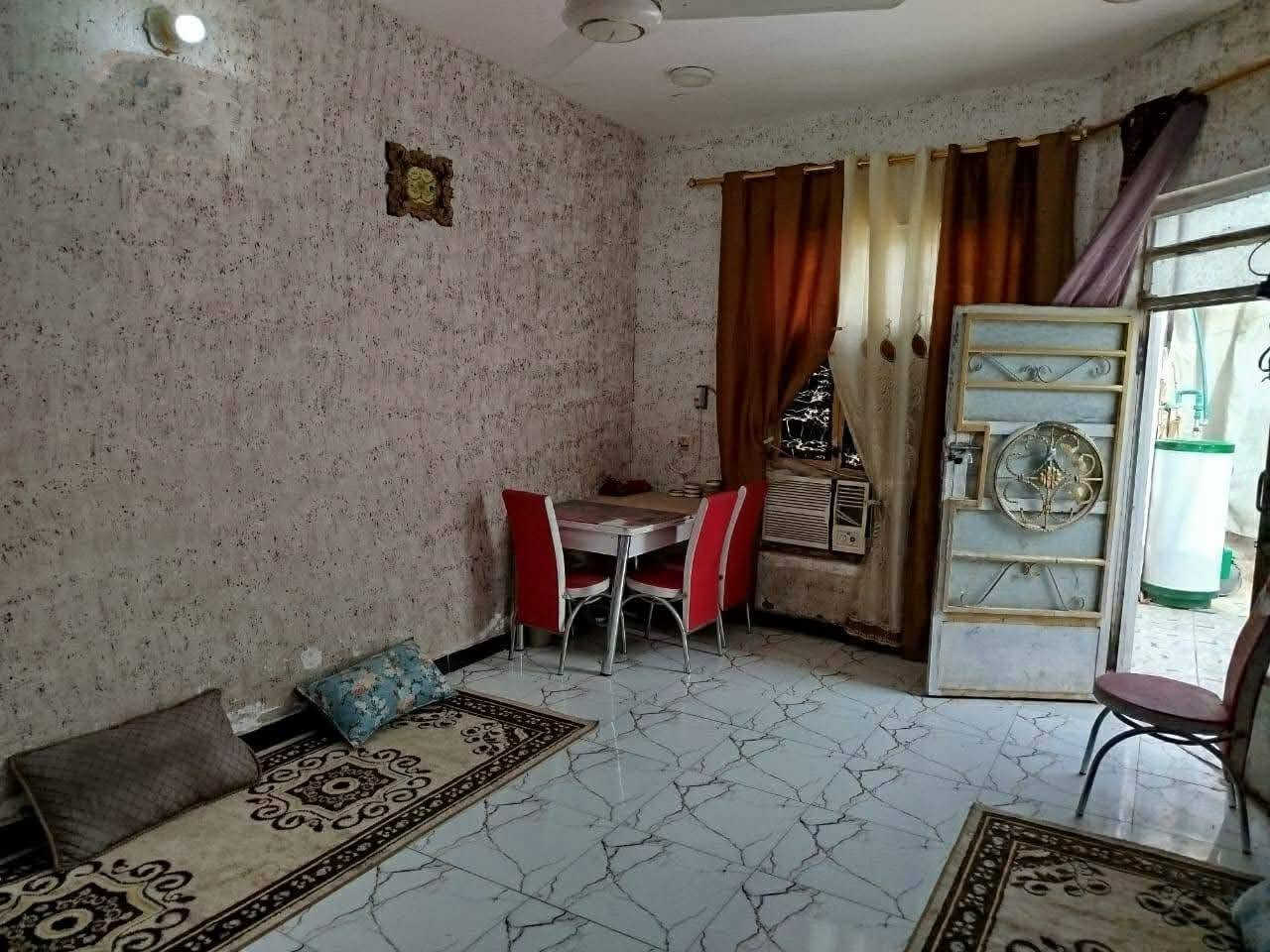 اللهم صلي على محمد وآل محمد 
بيت للبيع سعره جدا مناسب
طابو زراعي سند 25 مساحته 
130م  بناء بلوك 
مسجل بالبلدية تحويل مباشر 
يتكون من غرفة صالة مطبخ براني منور صحيات 
عنوانه خلف عمارات الزيتون 
السعر 18 مليون 
***********
