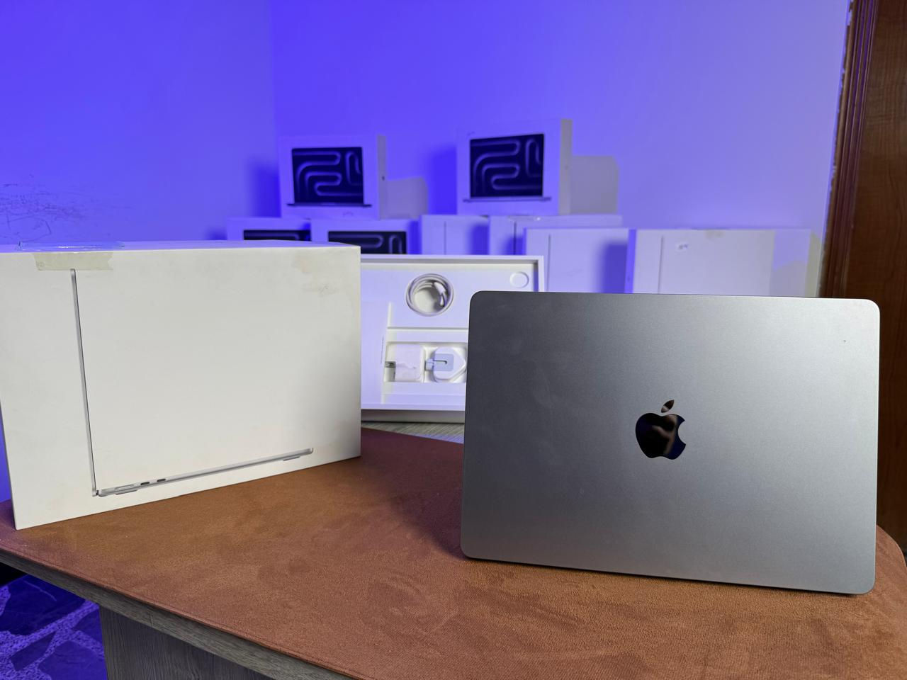 M2 الاسم

جهاز نظيف جدًا وبطارية شبه جديدة — مناسب للدراسة والشغل اليومي

•⁠  ⁠MacBook Air 13.6-inch (2022)

•⁠  ⁠Apple M2

•⁠  ⁠RAM: 8GB

•⁠  ⁠SSD: 256GB

•⁠  ⁠البطارية: 100%

•⁠  ⁠عدد الدورات: 9 فقط

•⁠  ⁠السعر: 950 الف قفل

• كيبورد عربي / انكليزي

• اللون رصاصي 

• المحتويات : كارتونة + شاحنة + كيبل

• جهاز وكالة ماستر العراق

متوفرة قطعه واحدة


**إذا كنت صاحب هذا الإعلان وتريد حذفه لأي سبب، رجاءا أرسل رسالة إلى الدعم الفني**