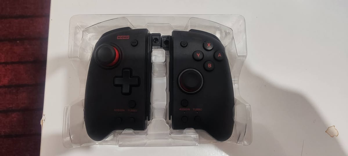 جوي كون Split Pad Pro من ننتندو اصلي مختم
حجم كامل (Full-size): يوفر تجربة مشابهة ليد التحكم الاحترافية (Pro Controller) ولكن في وضع المحمول.
​مقابض مريحة: مصمم بشكل مريح لليد (Ergonomic) لتقليل الإجهاد أثناء جلسات اللعب الطويلة.
​أزرار وعصا تحكم أكبر: الأزرار (A/B/X/Y) وعصا التحكم (Analog sticks) وD-pad أكبر من الموجودة في الـ Joy-Cons العادية، مما يعطي دقة أعلى
يعمل فقط في وضع المحمول: لا يحتوي على بطارية داخلية، لذا يجب أن يكون متصلاً بالجهاز ليعمل (لا يمكن استخدامه لاسلكياً).
السعر  ٤٠ الف متوفر توصيل


**إذا كنت صاحب هذا الإعلان وتريد حذفه لأي سبب، رجاءا أرسل رسالة إلى الدعم الفني**