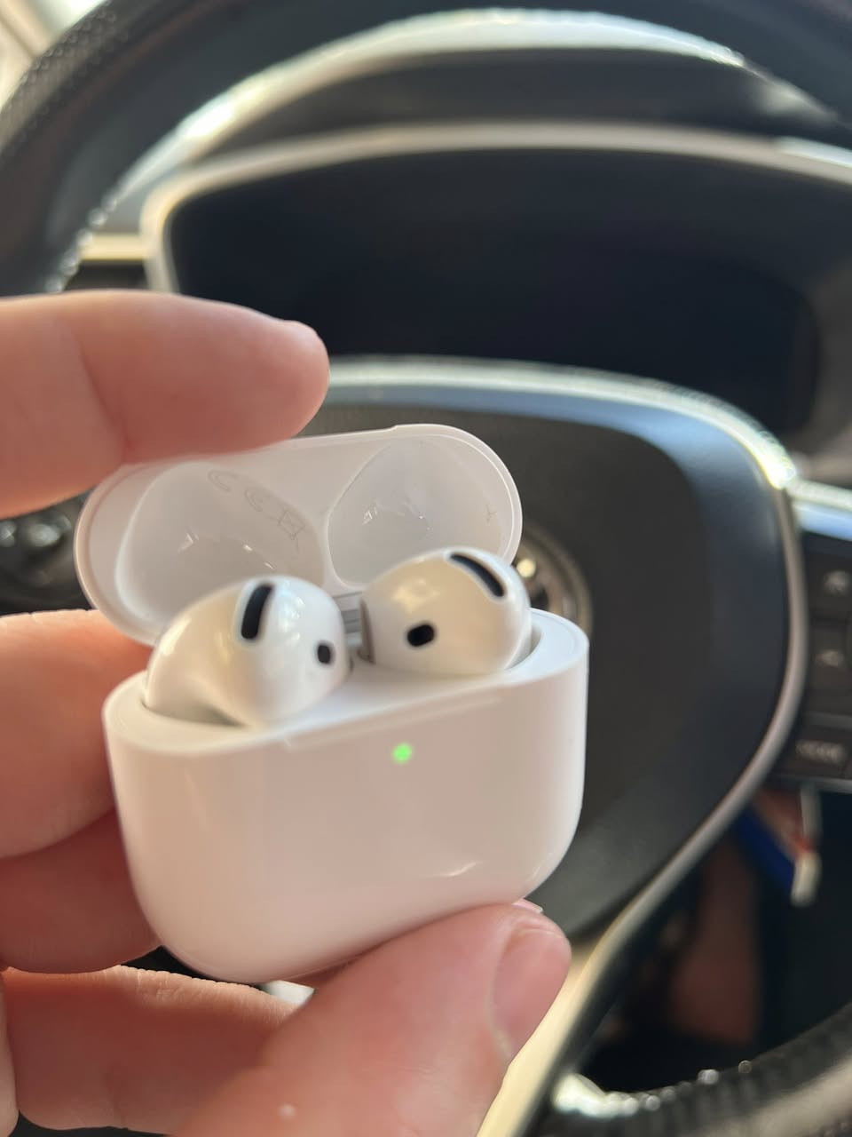 سلام عليكم 
سماعات ايربود جيل الرابع ابل اصليه ضمان ماستر استخدام قليل بعده جديده للبيع 
مكاني الكاضميه
***********
