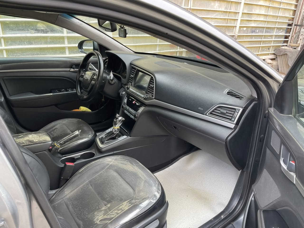 السلام عليكم 
النترا 2017 فول لمتد 
بصمه تشغيل 
بصمه ابواب 
اشاير بالمري 
رادار  تحكم جهدتين وبعدي بيهه هواي مواصفات معروفه المتد 
حادثه بنيد فقط ما بيهه اي قطعه صبغ 
سياره نضيفه كلش واحلى من الصور 
السعر 127 بيهه مجال حك الجيه 
 
رقمي ‭0776 524 6670‬
