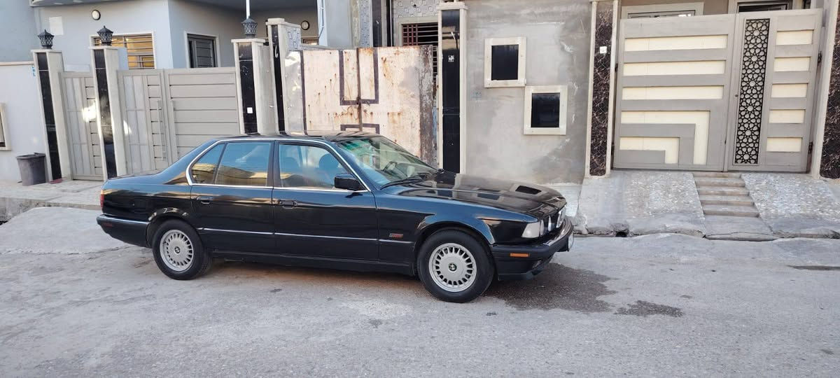 السلام عليكم من رخصة الادمن 
بي ام دبليو 735 موديل 1991 للبيع
أصل وفصل 35
كير ومحرك شرط
سلايت فتحة سقف
السيارة مصبوغة عام (بدون حادث أو ضرر)
تخم أمامي وخلفي جديد بالكامل
تايرات جديدة
بطارية جديدة
تبريد وتدفئة شغالين 100%
كوبون + رقم دولي
باسمـي وشرط التحويل
السيارة متعوب عليها حيل ومهتم بيها 👍
السعر 45 وبيها مجال الطيبين 
التواصل على الرقم ***********
